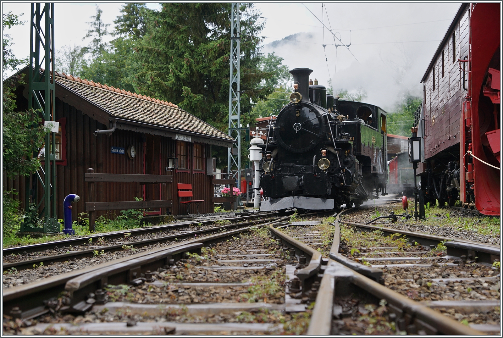 Bilder dieser Art kan man nur in einem Museum machen, wo die (Freiwilligen) Mitarbeiter geschult sind auf alle Gefahren, wie Kinder Hund und Fotografen Acht zu geben. 
Die BFD HG 3/4 N° 3 der Blonay Chamby Bahn ist mit ihrem Zug in Chaulin angekommen und dampft nun zur Lokbehandlung. 

6. Juli 2024