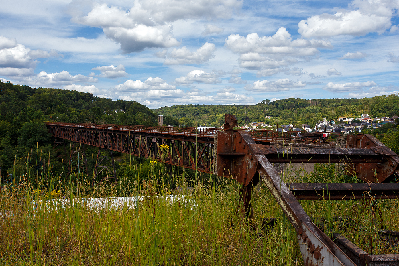 Blick auf die 1906 errichtete Hülsbachtalbrücke in Westerburg (Westerwald), eine 225 m lange Eisenbahnbrücke der ehemaligen Westerwaldquerbahn (ex KBS 425), am 07 Juli 2024 vom Erlebnisbahnhof Westerwald der Westerwälder Eisenbahnfreunde 44 508 e. V..

Die Westerwaldquerbahn ist eine ehemalige 74,3 km lange Eisenbahnstrecke, die ursprünglich als Nebenbahn von Herborn über Driedorf, Fehl-Ritzhausen und Westerburg nach Montabaur führte. Heute ist nur noch der Abschnitt zwischen Wallmerod und Montabaur für den Güterverkehr in Betrieb.
