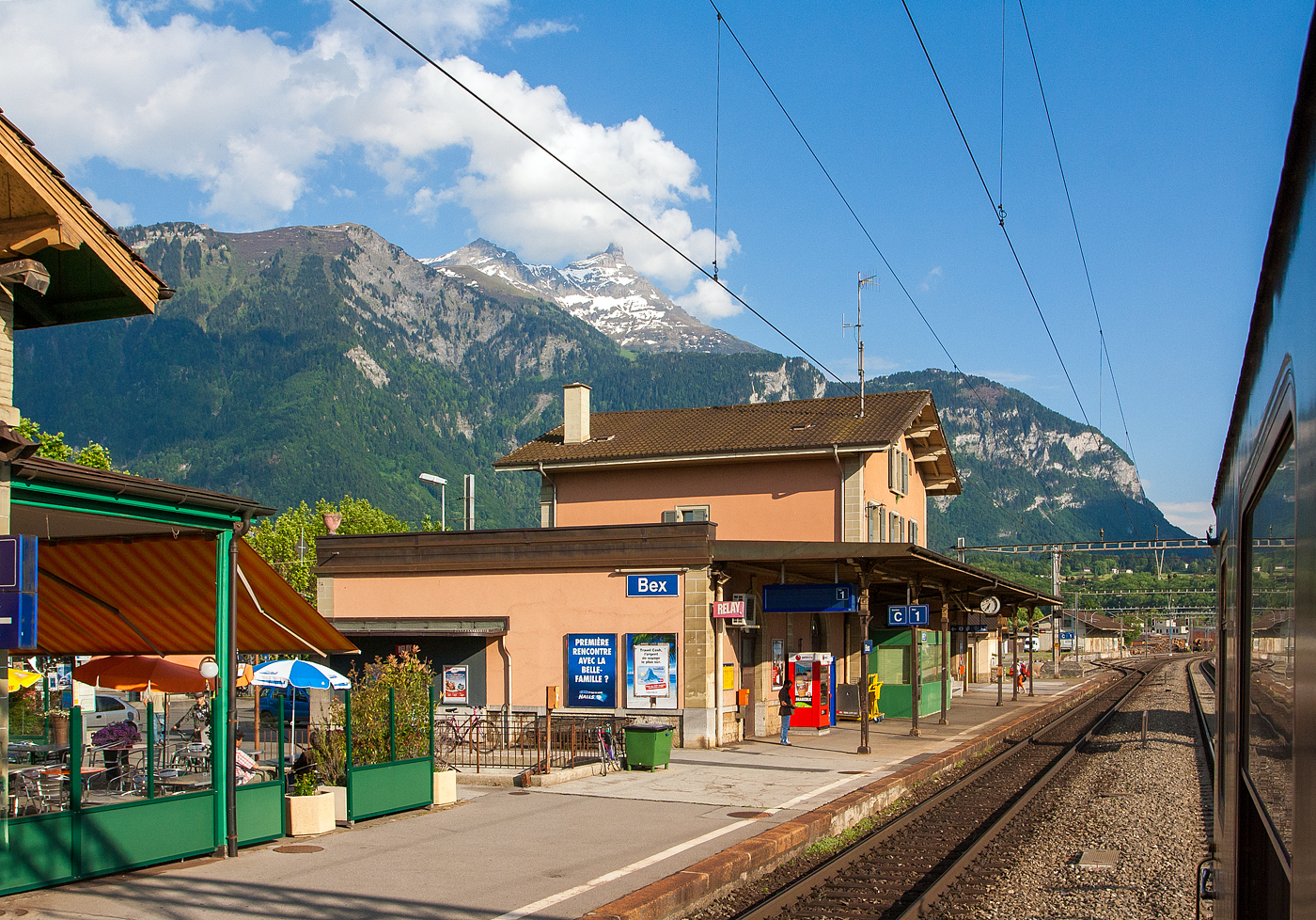 Blick aus unseren SBB Zug heraus am 28 Mai 2012 auf dem Bahnhof Bex, damals konnte man die Fenster noch �ffnen. 
