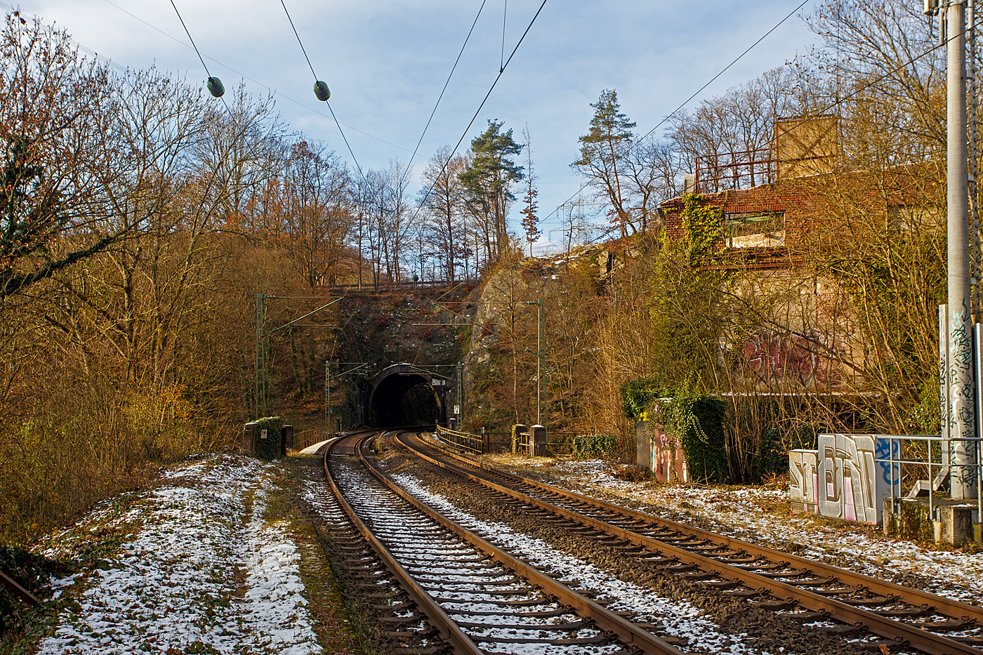 Blick vom Bahnhof Scheuerfeld (Sieg), Gleisende 411, auf die Siegbrücke und den nachfolgenden 32 m langen Mühlburg-Tunnel der Siegstrecke (KBS 460) bei km 79,4 am 02.12.2023.
