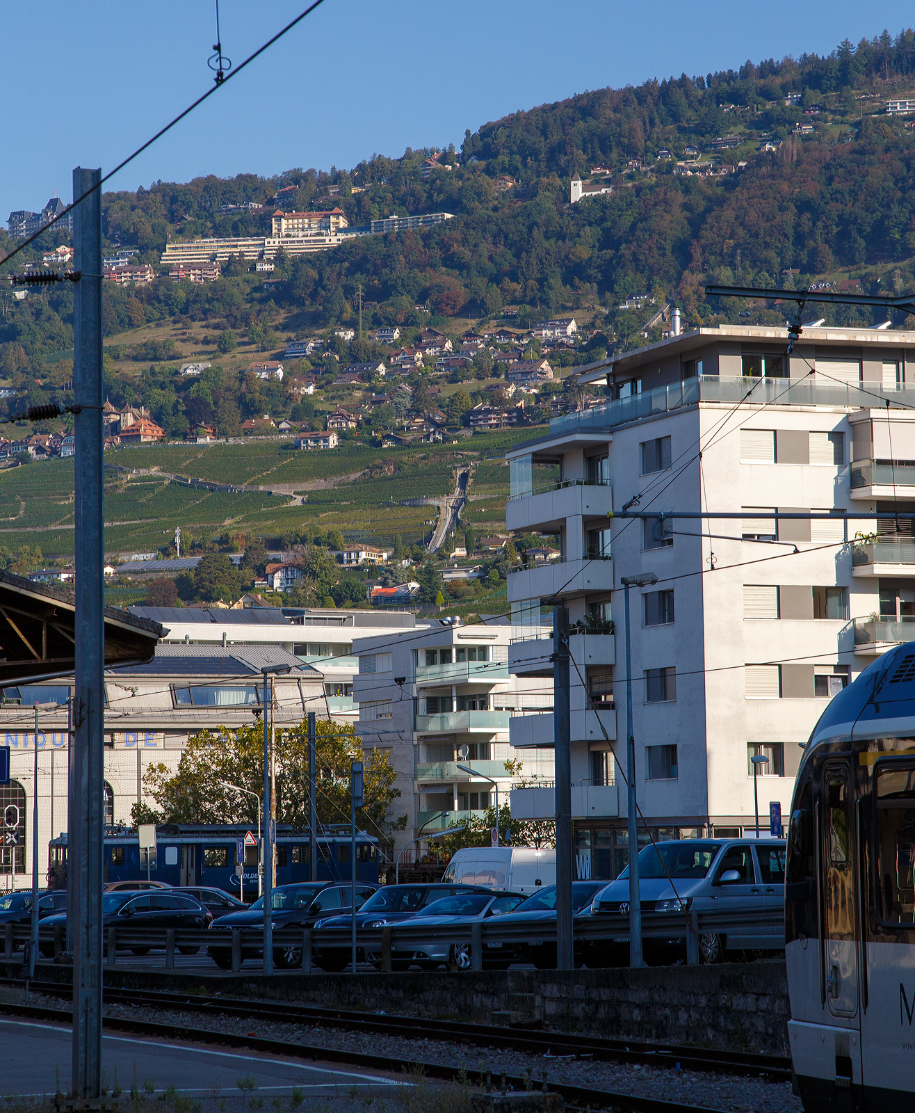 Blick vom Bahnhof Vevey auf die Kreuzungstation (Chem. de Forchy, Chardonne) bzw. die abtsche Weichen (auch Abt´sche Weiche oder abtsche Ausweiche) der Standseilbahn Vevey–Chardonne–Mont-Pèlerin (VCP), leider ohne Seilbahnwagen, am 10.09.2023. 

Die Standseilbahn wurde 1900 eröffnet. Sie hat eine Streckenlänge von 1580 Metern und überwindet einen Höhenunterschied von 415 Metern. Neben der Tal- und Bergstation hat sie noch drei Zwischenhaltestellen.

Die Standseilbahn wurde am 25. September 2009 nach längerer Modernisierung, wobei auch die beiden Standseilbahnwagen einen neuen Aufbau erhielten, wieder in Betrieb genommen.

Die Standseilbahnlinie ab Vevey bietet eine unvergleichliche Aussicht auf die Schätze des Lavaux. Nur  ein paar Meter vom Bahnhof Vevey-Funi  entfernt verlässt die Standseilbahn Vevey am Genfersee und beginnt ihren steilen Aufstieg, vorbei an den Weinbergen des Lavaux, einem UNESCO-Weltkulturerbe, bringt einen die Standseilbahn Vevey – Chardonne – Mont-Pèlerin in 11 Minuten auf über 810 Meter Höhe. Ihr Ziel ist das Winzerdorf Chardonne-Baumaroche mit seinen Weinkellern und einer der schönsten Aussichten auf den Genfersee. Die Bergstation befindet sich aber nicht auf dem Gipfel des Mont-Pèlerin, um auf die Spitze des Mont-Pèlerin zu gelangen, erfordert es von der Bergstation einen 45 minütigen Fußmarsch.
