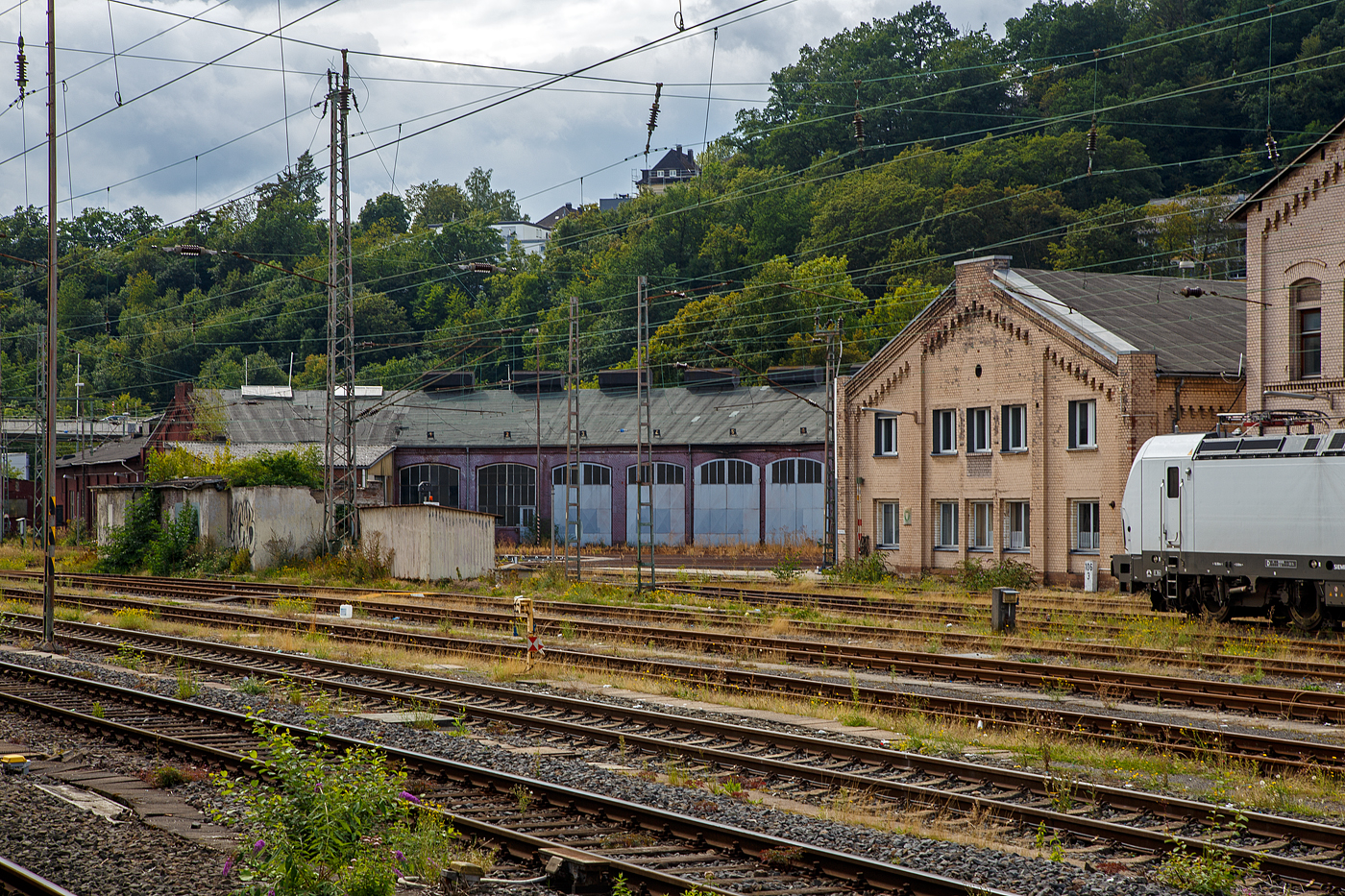 Blick vom Bahnsteig des Hbf Siegen auf den Ringlokschuppen am 28.08.2023. 

Hier befand sich bis 2020 das Südwestfälische Eisenbahnmuseum (SEM-Siegen), das waren noch Zeiten.
