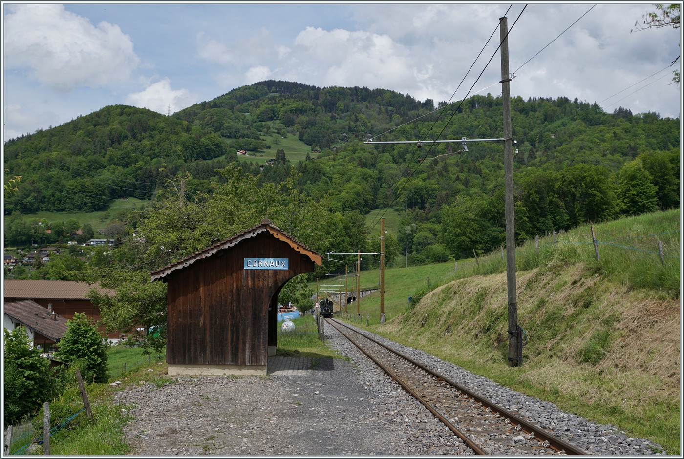 Blick von Cornaux in Richtung Blonay mit einem alten Fahrleitungsmast im Vordergrund und den neuen im Hintergrund. Ebenfalls erkennbar die LEB G 3/3 die mit einem Reisezug in Richtung Chamby dampft. 

20. Mai 2024