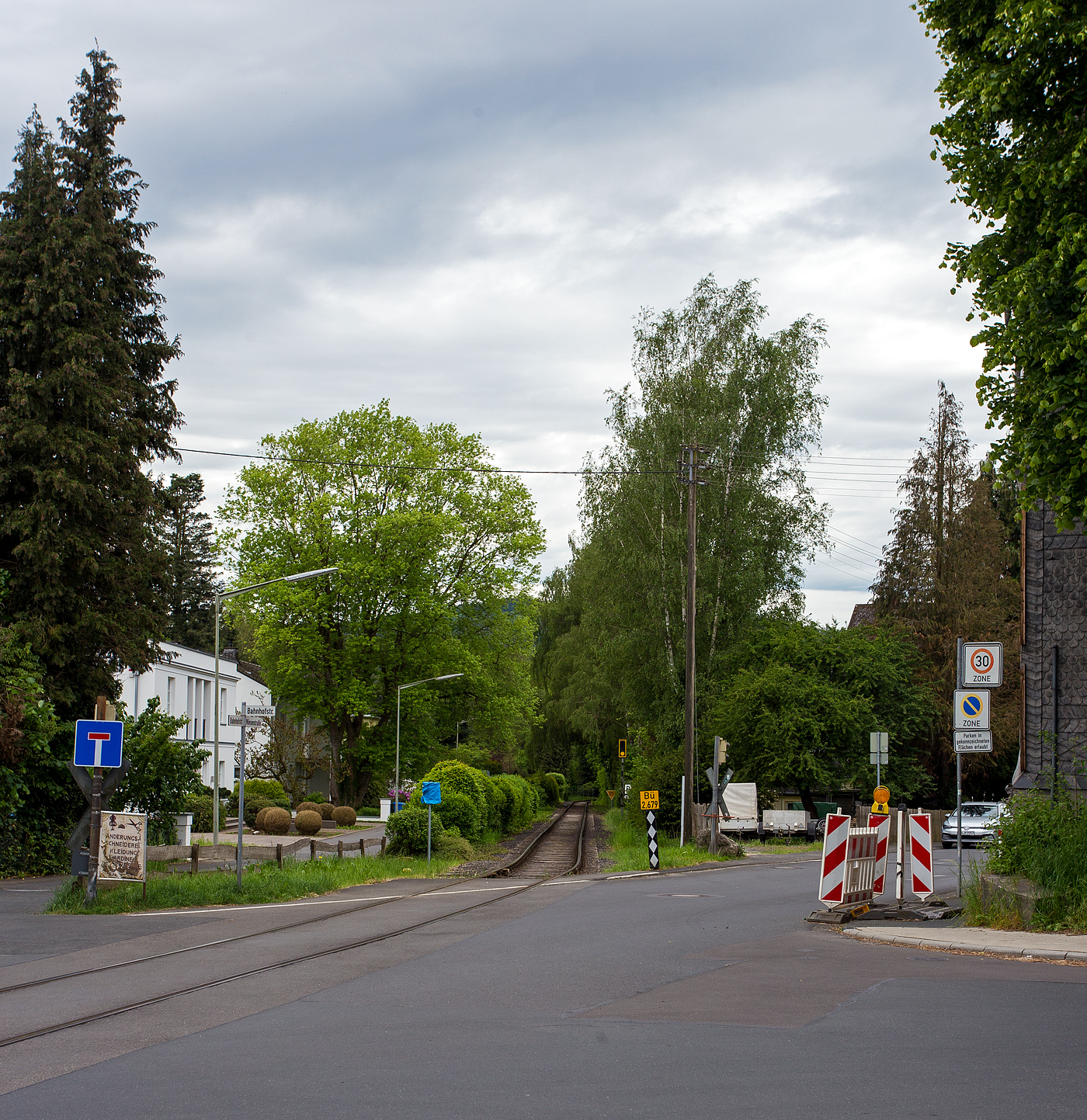 Blick (ohne Zug) auf die Strecke „Freien Grunder Eisenbahn“ (NE 447 / DB-Nr. 9275) der KSW - Kreisbahn Siegen-Wittgenstein, hier beim Bü 2,679 Kreuzung Bahnhofsstraße / Wiesenstraße in Neunkirchen/Siegerland, Blickrichtung Herdorf am 15. Mai 2024.

Die Strecke (Infrastruktur), Betriebsstätte Freien Grunder Eisenbahn - NE 447 (Bahnstrecke Herdorf–Unterwilden  „Talbahn“  der Kreisbahn Siegen-Wittgenstein führt von der Anschlussstelle Herdorf über den Rangierbahnhof nach Neunkirchen-Salchendorf (ehemals Pfannenberger Einigkeit). Um die letzten Höhenmeter zu überwinden gibt es die Spitzkehre Pfannenberg. Früher führte vom Abzweig Salchendorf die Strecke bis Unterwilden (heute zur Gemeinde Wilnsdorf) mit Spitzkehre hinauf zur Grube Bautenberg.
