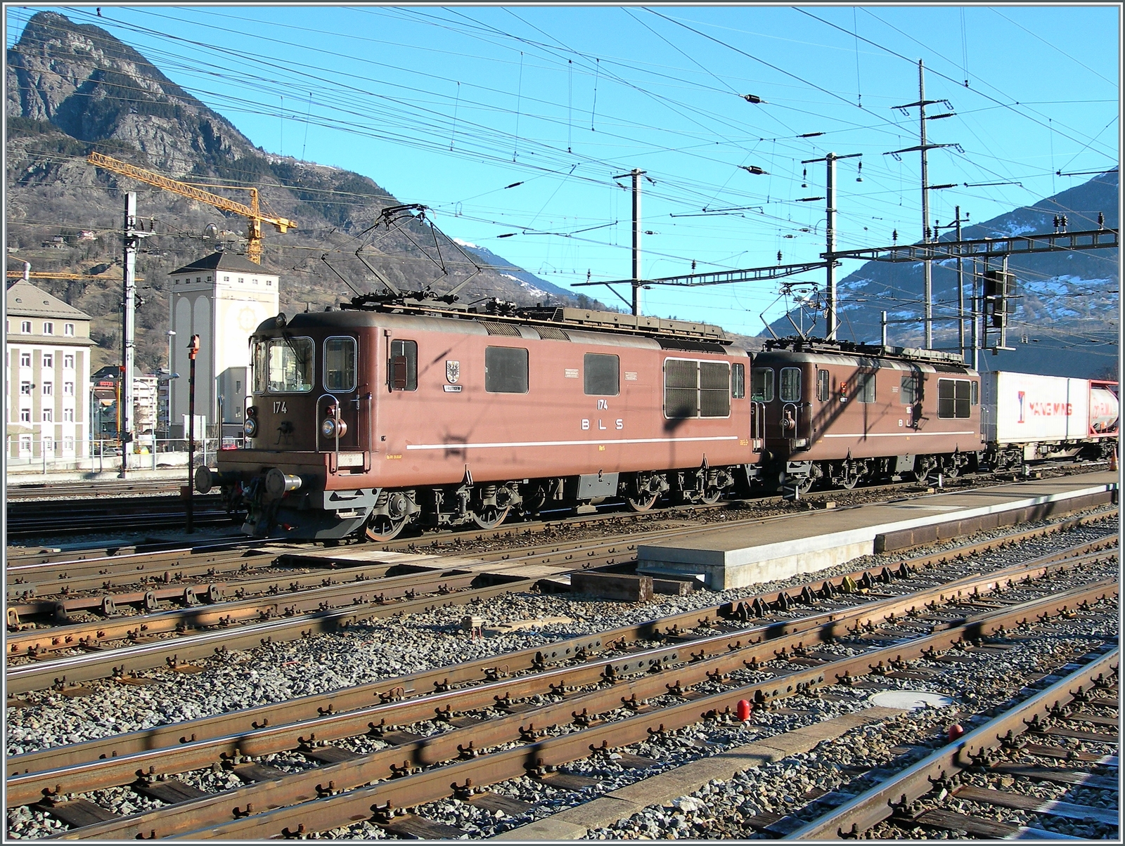 BLS Re 4/4 174 - 176 ab 1972; die BLS Re 4/4 174  Frutigne  und eine weitere sind verlsssen mit einem Güterzug Brig in Richtung Spiez. 

9. Juli 2008