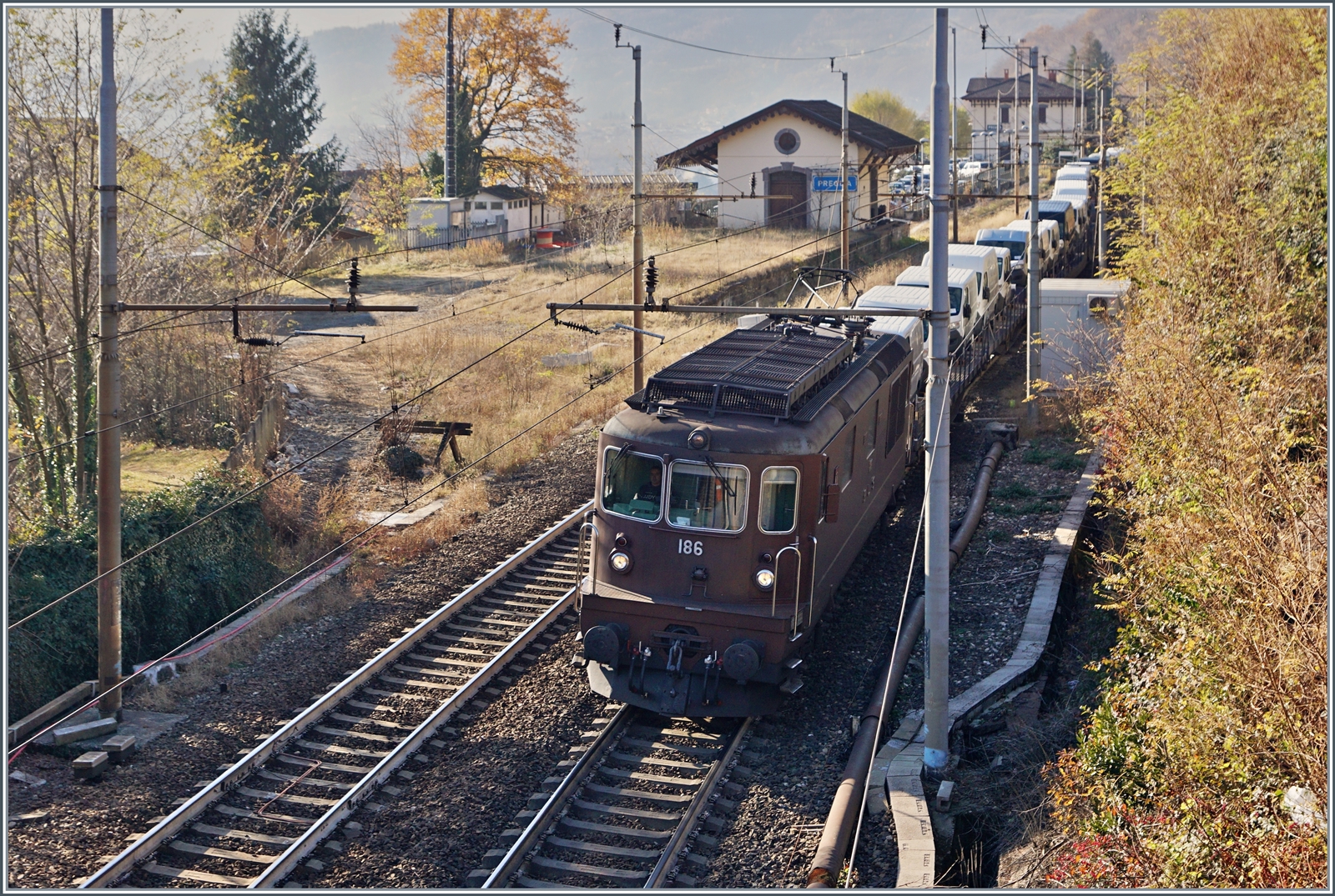 BLS Re 4/4 181 - 189 ab 1974; bei Preglia zieht die Re 4/4 186  Leissigen  einen Güterzug in Richtung Norden. 

21. Nov. 2017  