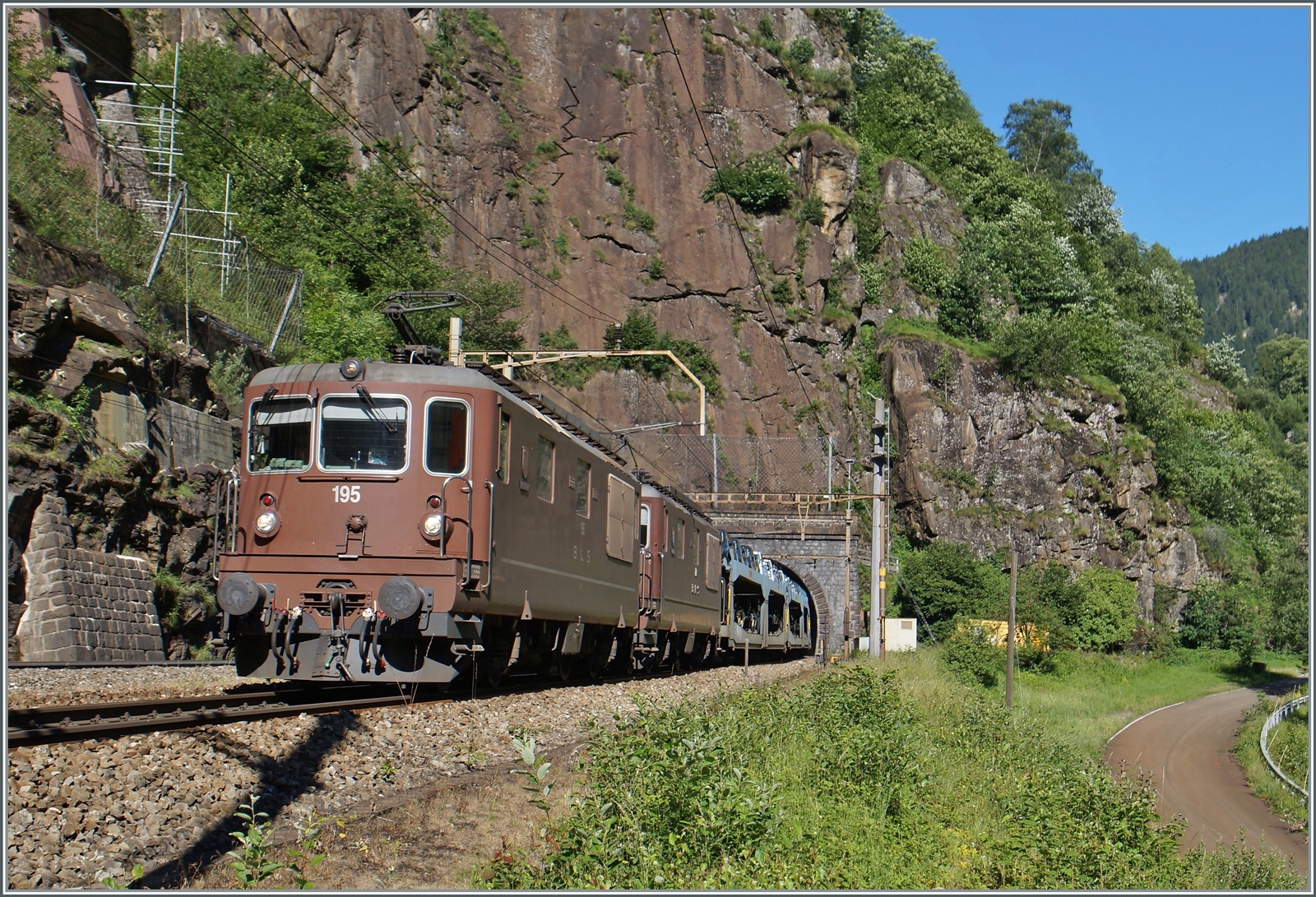 BLS Re 4/4 190 - 195 ab 1982; mit der letzten abgelieferten BLS Re 4/4 195  Unterseen  endet diese Bildserie der BLS Loks. Das Bild zeigt die Re 4/4 195 Unterseen  mit einer weiteren Lok auf der Gotthard Südrampe kurz vor Faido auf der Fahrt in Richtung Süden. 

Auch wenn die Lok aus dem Betriebsdienst verschwinden, so bleiben doch Erinnerungen und Bilder und ein  Museumslok .

24. Juni 2015