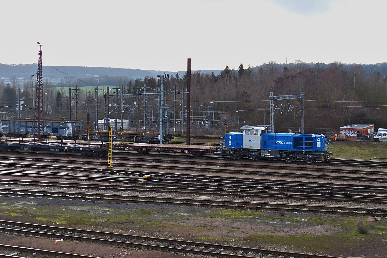 CFL 1104 f�hrt mit einem leeren G�terzug durch die Abstellung bei Arcelor Mittal in Esch Belval. Das Bild wurde von dem neuen V�loduckt von Belval nach Esch-Alzette aufgenommen. 01.2023
