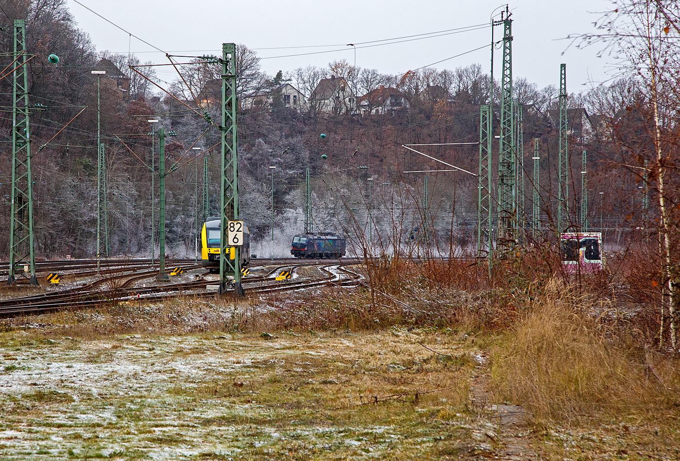 Da fährt sie dahin...
Die LTE 193.697   Cogito Ergo Moveo  (91 80 6193 697-0 D-LTE) der LTE Logistik- und Transport GmbH (Graz) fährt am kalten 18.12.2022 (4. Advent), als Lokzug (Lz) bzw. auf Triebfahrzeugfahrt (Tfzf), durch Betzdorf (Sieg) in Richtung Köln.
