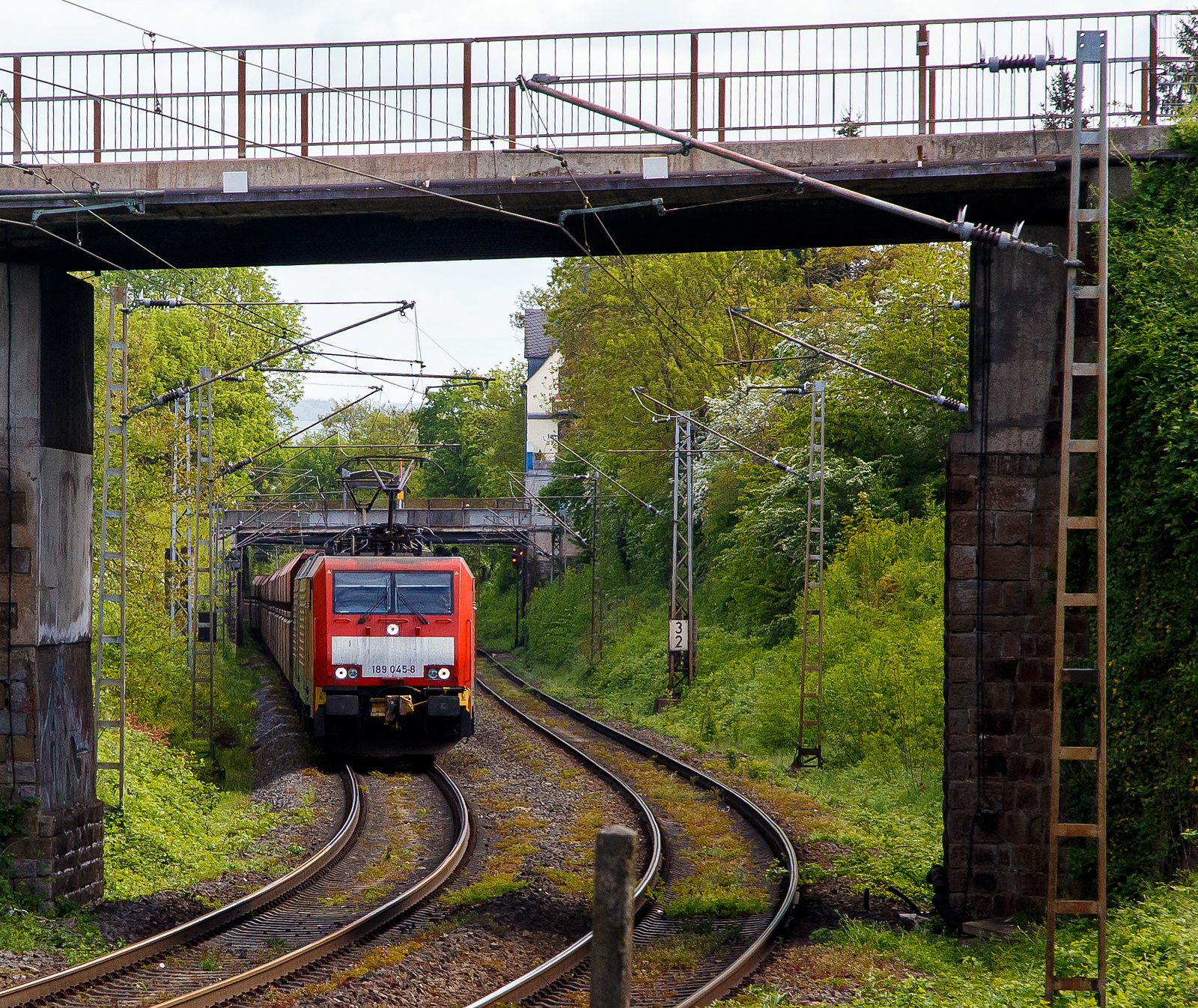 Da kommt ein „Erzbomber“ auf dem Weg an die Saar, kommt er vom Rhein nun an die Mosel....
Die beiden Siemens ES 64 F4 - 189 045-8 und 189 042-5 der DB Cargo ziehen, in Doppeltraktion, einem Erzzug (Wagen der Gattung Falrrs 152) am 28.04.2018 durch Koblenz-Moselweiß.