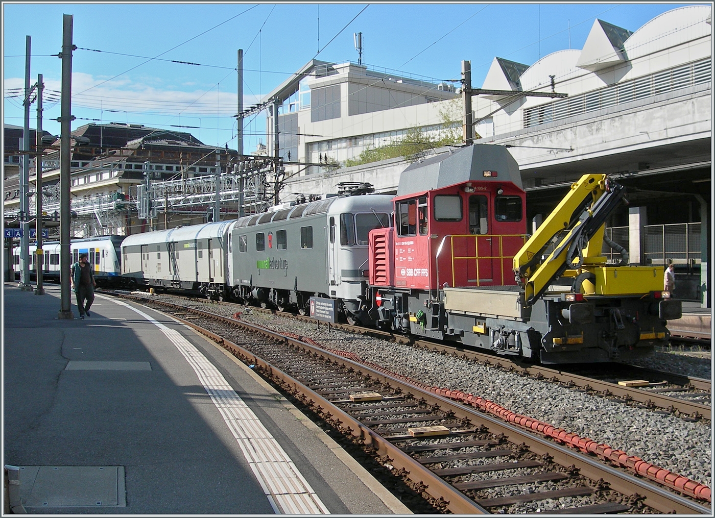 Da man die Strecke Lausanne - Villeneuve mit der wenig effizienten ETCS verdorben hat, m�ssen nun bei einigen Z�gen Tonnenschwere ETCS - Pakete  Vorspann leisten. Die paar Liter Diesel-Treibstoff die im Namen des Fortschritts verschwendet werden, sind selbstverst�ndlich nicht der Rede wert. 

Doch auch optisch mag die Situation nicht zu gefallen. 

Der SBB Tm 234 135-2 als  ETCS -Paket vor der Re 6/6 11603 welche mit DB Stuttgarter S-Bahn Triebwagen in Lausanne auf dem Weg nach Villeneuve ist. 

11. Sept. 2025

