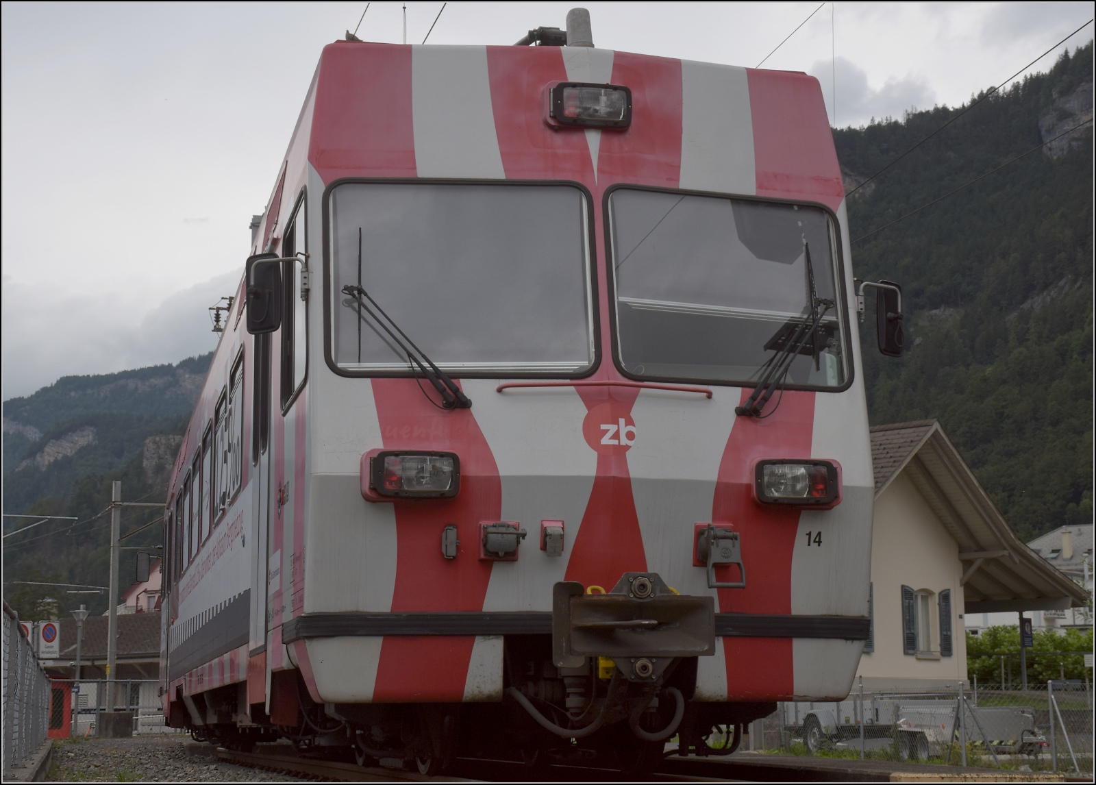 Da wir schon bei Neuheiten sind: Dieser ehemalige FW-Triebwagen Be 4/4 14 hat ein besonderes Schicksal gegen Ende seiner Karriere. Sein Betrieb soll bis zu 125‰ Steigung ohne Zahnrad erm�glichen. Meiringen, Juli 2023. 