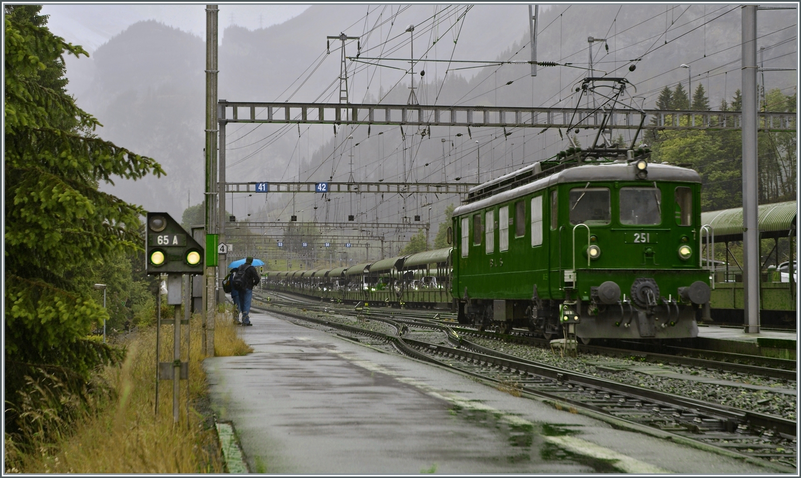 Damit man die von Peter angesprochene  leidige grüne Farbe  der BLS Ae 4/4 besser vorstellen kann, habe ich die Ae 4/4 251 in Kandersteg beim  100 Jahre BLS  Nordrampenfest etwas in die Zeit zwischen 1949 - 1955 (?) zurückversetzt. Zudem  fährt  die Lok hier optisch in die falsche Richtung (auf den Betrachter zu und nicht von im weg). 

29. Juni 2013