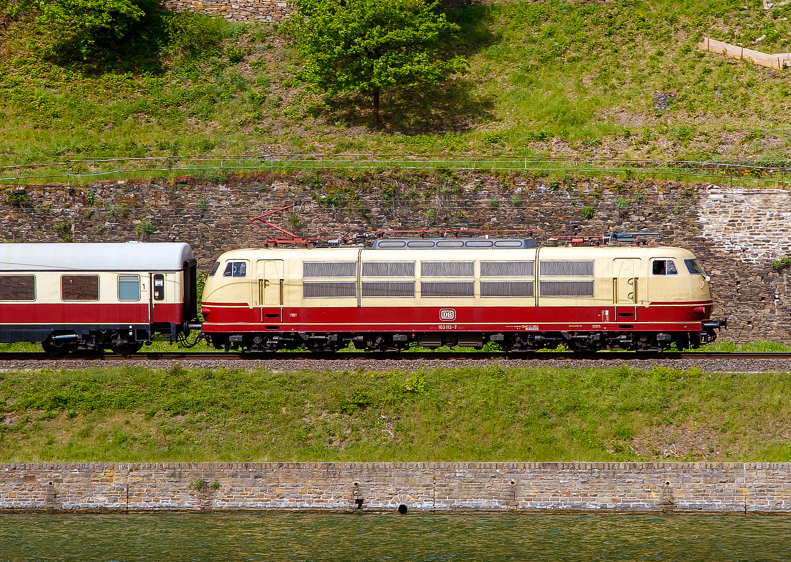 Dampfspektakel 2018 - Die 103 113-7 (91 80 6103 113-7 D-DB) vom DB-Museums in Koblenz mit ihrem kurzem TEE (Trans Europ Express) Trier - Wittlich - Koblenz, f�hrt am 28.04.2018 zwischen Kattenes und L�f in Richtung Koblenz. 

Die 103.1 wurde 1970 von Henschel in Kassel unter der Fabriknummer 31431 gebaut, der elektrische Teil ist von Siemens. Die E-Loks der BR 103 sind die weltweit st�rkste einteilige Lokomotiven Sie haben eine Leistung von 10.400 kW (14.140 PS) die auf 9.000 kW (12.236 PS) begrenzt wurden.
