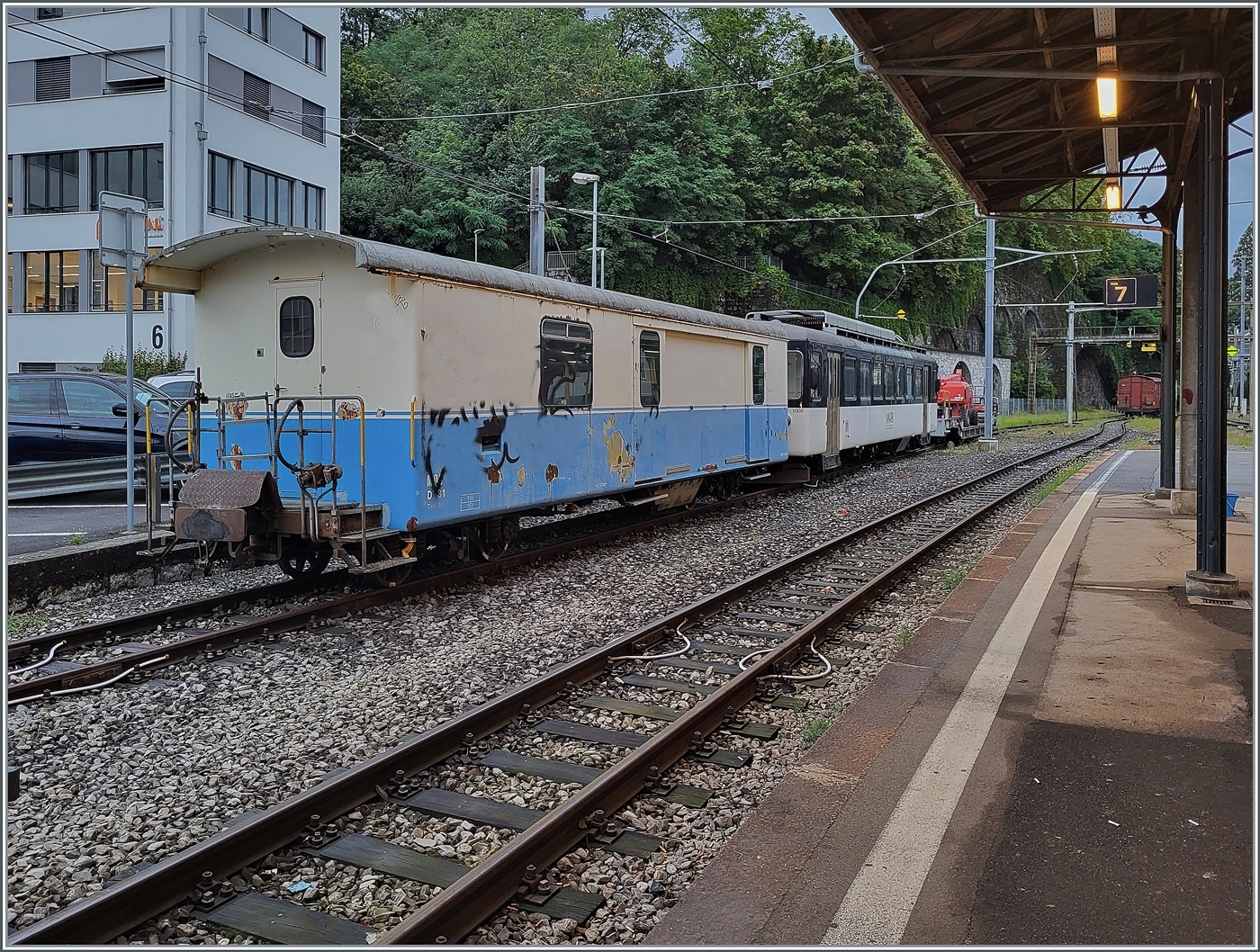 Das Bipperlisi Be 4/4 1006 der MOB ist nicht alleine nach Vevey gekommen, es brachte den MOB D 31 mit, der augenscheinlich in eine recht schlechten Zustand ist, womit man kaum spekulieren muss, wohin die Reise geht...
(Die Graffiti habe ich teilweise entfernt)

10. Sept. 2024