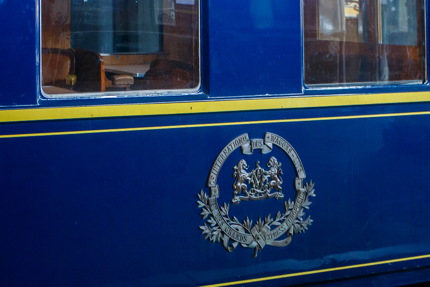 Das CIWL Emblem/Logo an dem ex CIWL Speisewagen WR N° 4249 am 24 Juni 2025 im Het Spoorwegmuseum (bis 2005 NSM - Nederlands Spoorwegmuseum / Niederländischen Eisenbahnmuseum) in Utrecht im ehemaligen Bahnhof Maliebaan.