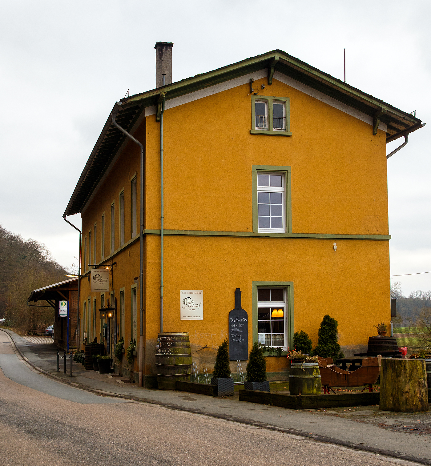 Das ehem. Empfangsgebäude vom Bahnhof Aumenau (Lahn) von der Straßenseite am 13 Januar 2018.

Der Bahnhof Aumenau liegt bei km 35,0 an der Lahntalbahn (KBS 625). Er befindet sich gegenüber der Ortschaft Aumenau am Ufer der Lahn.  
