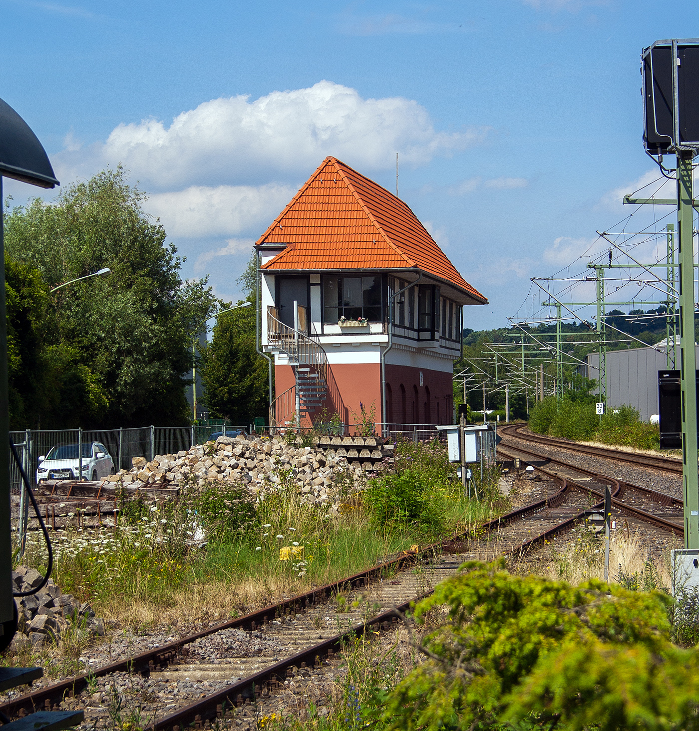 Das ehemalige mech. Stellwerk Essen-Kupferdreh (Kub) am 18 Juli 2015. 

Das Fahrdienstleiter Stellwerk der Bauform Jüdel ist außer Betrieb und wird heute privat genutzt. Es liegt nahe dem alten Bahnhof Kupferdreh, an der KBS 450.9 (DB-Streckennummer 2723 W-Vohwinkel - E-Kupferdreh; 2400 E-Kupferdreh - E-Überruhr (Düsseldorf – Hagen). Nach links der Abzweig zum ehem. Keilbahnhof Kupferdreh und Gleisanschluss zur Hespertalbahn, sowie der ehem. Ruhrtalbahn von Essen über Heisingen nach Werden.

Das in Sichtweite zum Empfangsgebäude errichtete Stellwerk verweist schon durch seine Größe auf die ehemalige Bedeutung des Bahnhofs Kupferdreh. Das Erdgeschoß des Stellwerks ist sockelartig in Ziegelstein gemauert mit stichbogigen Blendnischen zur Straße und Fenstern zur Gleisseite für die Belichtung der Spannwerksräume. Das Obergeschoß für den Fahrdienstleiter ist in Holzfachwerk ausgebildet. Von den beiden Erkern zur Gleisseite zur besseren Beobachtung des Fahr- und Rangierbetriebes ist nur der rechte erhalten geblieben. Das Stellwerk wurde durch Sanierung in der baulichen Substanz stark erneuert.
