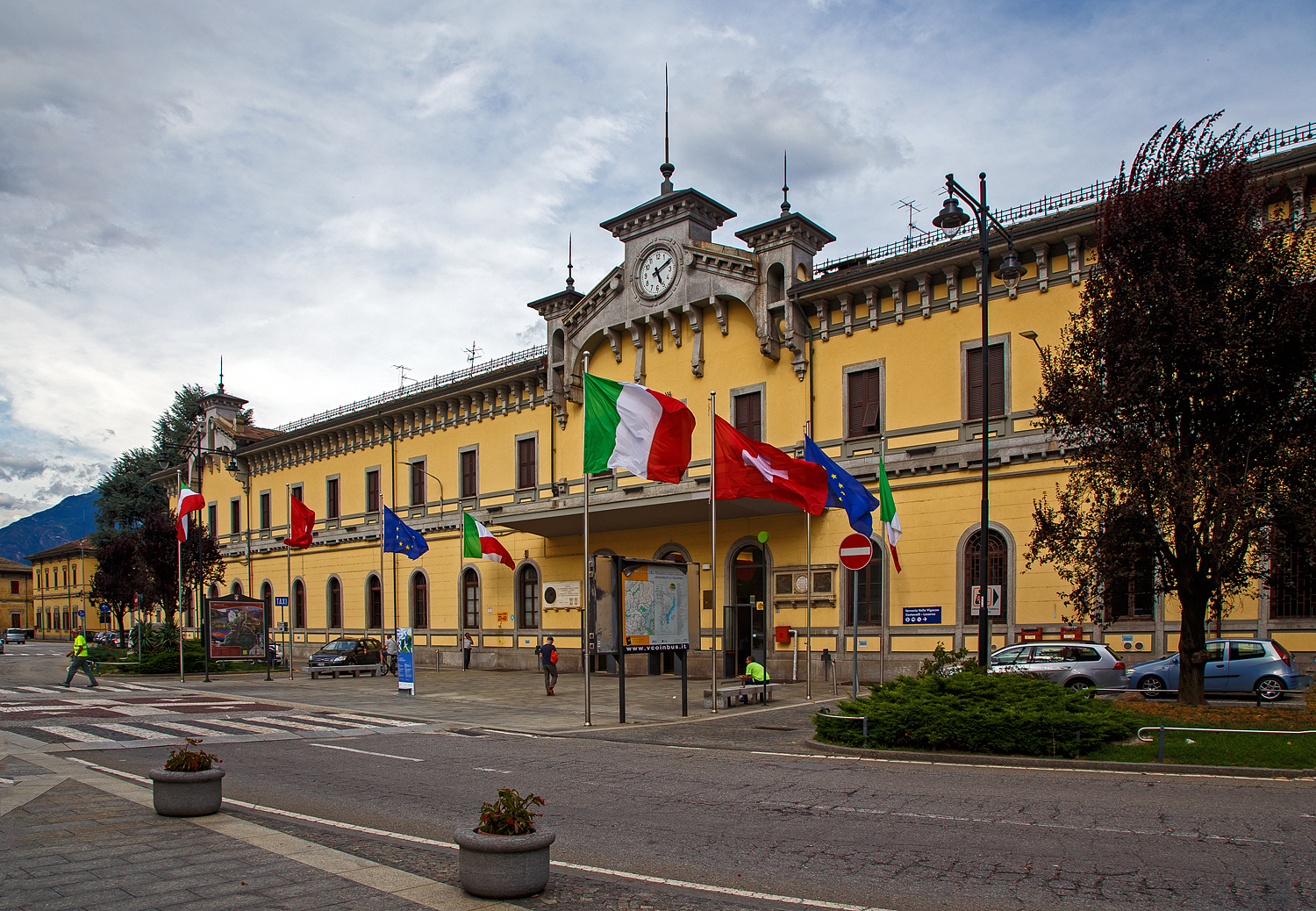 Das Empfangsgebäude vom Bahnhofs Domodossola (italienisch Stazione di Domodossola) von der Straßenseite aus gesehen, hier am 02 August 2019.

Von architektonischer Bedeutung ist die Fassade aus Baveno-Granit und die drei Gesimse, die sich aus dem Gebäude erheben.

Der Bahnhof wurde am 9. September 1888 zusammen mit dem Rest des Abschnitts Domodossola - Arona der Eisenbahnlinie Mailand - Domodossola eröffnet. Es wurde im Rahmen eines seit den 1870er Jahren geplanten Eisenbahnbauprojekts gebaut. Ziel des Projekts war es, die Isolation des Ossola- Tals zu überwinden, indem es mit Novara und Turin verbunden wurde.

Am 1. Juni 1906 wurde Domodossola durch die Eröffnung des Simplon-Tunnels und der durch ihn fahrenden Brig-Domodossola-Eisenbahn zu einer internationalen Einrichtung ausgebaut und wurde zum Grenzbahnhof (zwischen dem italienischen und dem schweizerischen Eisenbahnnetz), wobei sich die Italienisch Schweizer Grenze viel weiter nördlich befindet. Der Verkehr des Bahnhofs nahm ab 1913 weiter zu, nachdem der Lötschbergtunnel eröffnet wurde, der Güter und Reisende aus der Zentral- und Nordschweiz zum Simplon beförderte. Am 25. November 1923 verzeichnete der Bahnhof einen weiteren Zustrom an Personenverkehr, nachdem die Centovallibahn den Betrieb aufnahm, deren Züge noch hier auf dem Platz vor dem Bahnhof warteten.

Am 4. Mai 1947 wurde die 3.000-Volt-Gleichspannungselektrifizierung der Strecke Mailand–Domodossola eingeweiht, während die Arbeiten zur Fertigstellung des Bahnsteigbereichs auf der Südseite des Bahnhofs noch einige Jahre dauerten. Der Empfangs- und Abfahrtsabschnitt der Züge in Richtung Schweiz war bereits 1930 mit einphasiger Wechselspannung von 15 kV elektrifiziert worden. Dieser Bereich gehört schon zum Netz der SBB, der ganze Bahnhof wird aber von der Rete Ferroviaria Italiana betrieben. 

Der Abschnitt von Domodossola nach Iselle di Trasquera unterliegt ausschließlich italienischer Infrastrukturverwaltung, der Betrieb wird jedoch von Schweizer Bahnunternehmen durchgeführt, und die Strecke selbst entspricht den aktuell im Schweizer Netz geltenden technischen Standards. Daher erfolgte in Domodossola die Umstellung von der italienischen 3-kV-Gleichspannung auf die in der Schweiz verwendete 15-kV-Wechselspannung sowie die Umstellung zwischen den verschiedenen Signal- und Zugsicherungssystemen. Fahrkarten in diesem Abschnitt unterliegen auch den Schweizer Fahrpreisen (SBB/BLS).

Der unterirdische Bahnhof der Centovallibahn wurde 1961 in Betrieb genommen. Die Bauarbeiten begannen 1957 und ersetzten den ursprünglichen Endbahnhof auf dem Platz vor dem FS-Bahnhof.

Der Bahnhof ist Endstation für Regionalzüge der Trenitalia auf den Strecken Mailand–Domodossola und Novara–Domodossola sowie für RegioExpress-Züge der Trenord auf der Strecke Mailand–Domodossola. In der Schweiz ist er Endstation der BLS RegioExpress-Züge nach Spiez und Bern sowie einiger Interregionalzüge der Schweizerischen Bundesbahnen nach Brig. Er wird auch von internationalen EuroCity-Verbindungen in Zusammenarbeit mit Trenitalia und der SBB bedient.
