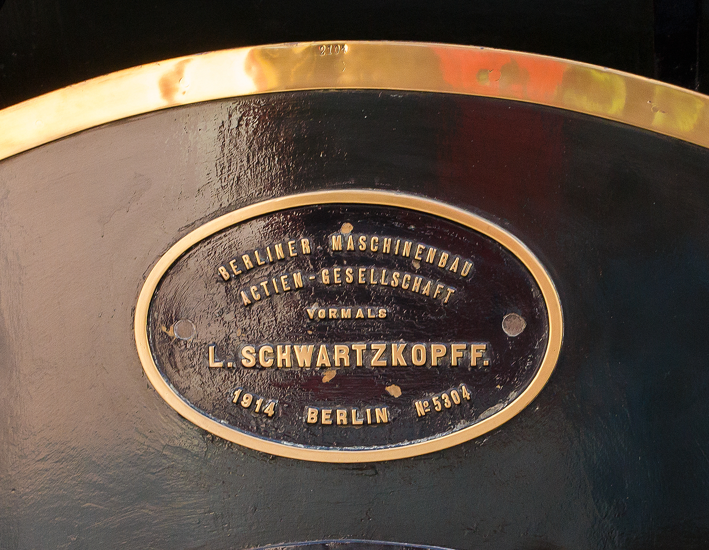 Das Fabrikschild BMAG - Berliner Maschinenbau-Actien-Gesellschaft vormals L. Schwartzkopff in Berlin der 1914 gebaute 2'B Schnellzug-Dampflokomotive NS N° 2104 „Blikken Tinus“ (blecherner Martin) der NS-Baureihe 2100, ex HSM 504, am 29 April 2025 im Het Spoorwegmuseum (bis 2005 NSM - Nederlands Spoorwegmuseum / Niederländischen Eisenbahnmuseum) in Utrecht im Bahnhof Maliebaanstation.   