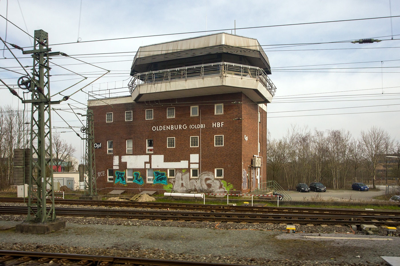 Das Fahrdienstleiter Stellwerk Oldenburg (Oldb) Hbf Opf am 10 März 2024. Aufnahme aus einem Zug heraus.