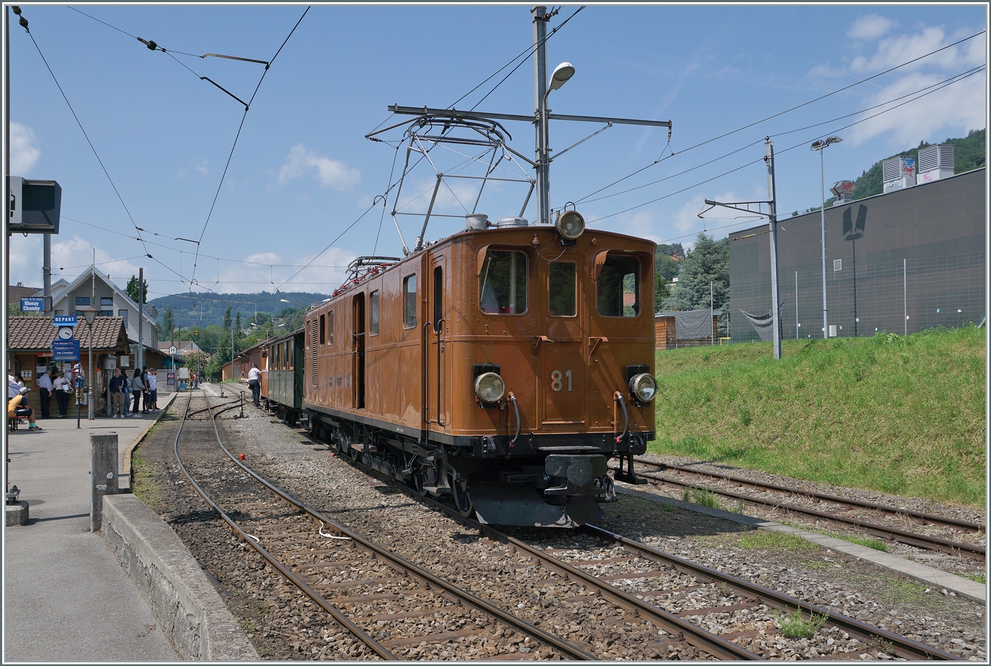 Das  Festival Suisse de la vapeur  (Schweizer Dampffestival 2025) begeistert (zumindest mich) auch immer wieder mit eklektisch betriebenen Zügen wie hier die herrliche Bernina Bahn  RhB Ge 4/4 81 der Blonay Chamby Bahn welche mit einem Zug in Blonay auf die Freigabe zum Rangieren wartet. 

8. Juni 2025