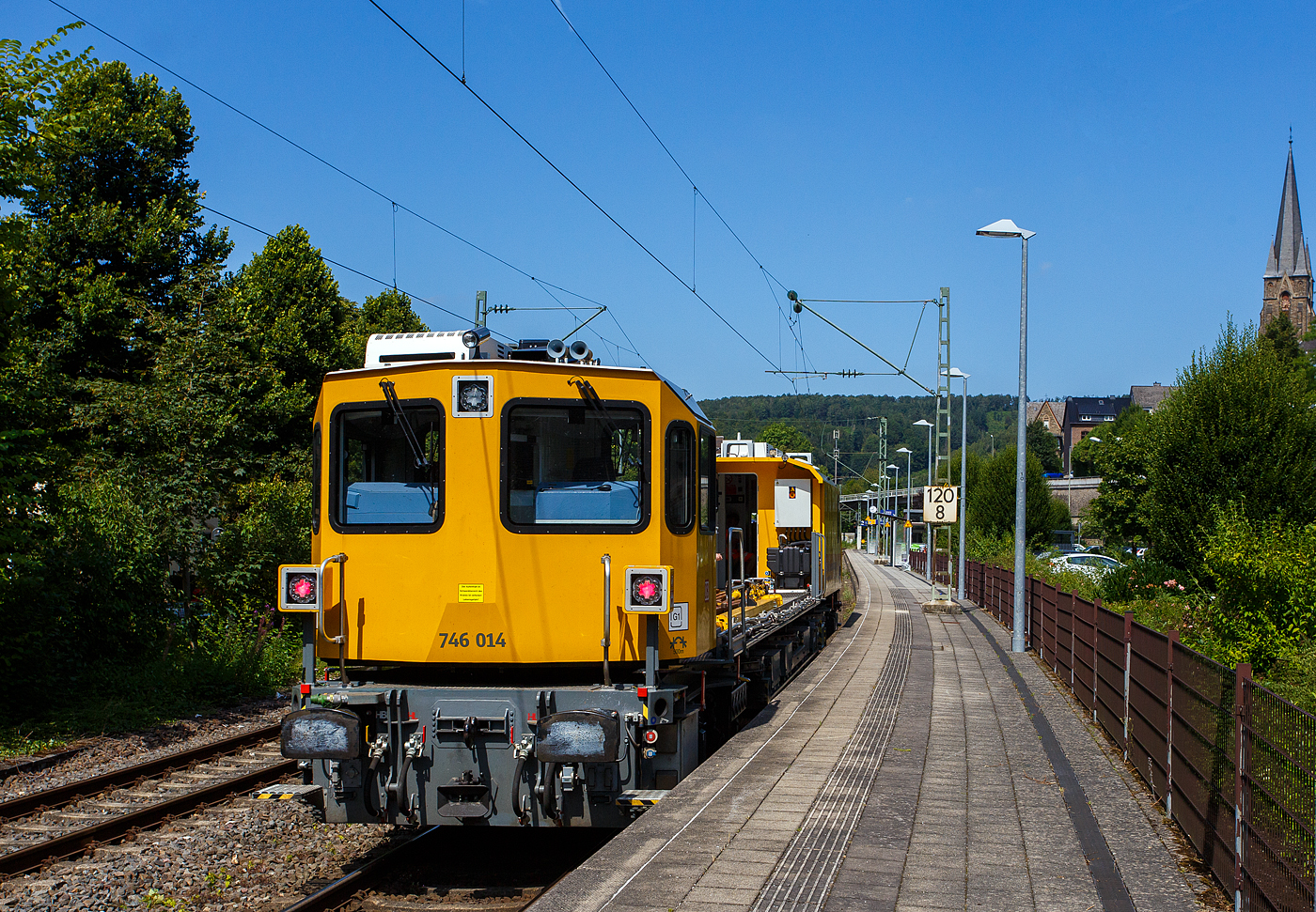 Das Gleisarbeitsfahrzeug „Hummel“ 746 014 (99 80 9110 014-4 D-DB), ein neues Plasser & Theurer GAF (auf MISS-Plattform) der DB Netz AG (Netz Instandhaltung) fährt am  06.August 2024 durch Kirchen/Sieg in Richtung Siegen.

Das Gleisarbeitsfahrzeug (GAF) wurde 2019 von Plasser & Theurer in Linz (Österreich) unter der Fabriknummer 6702 gebaut.
