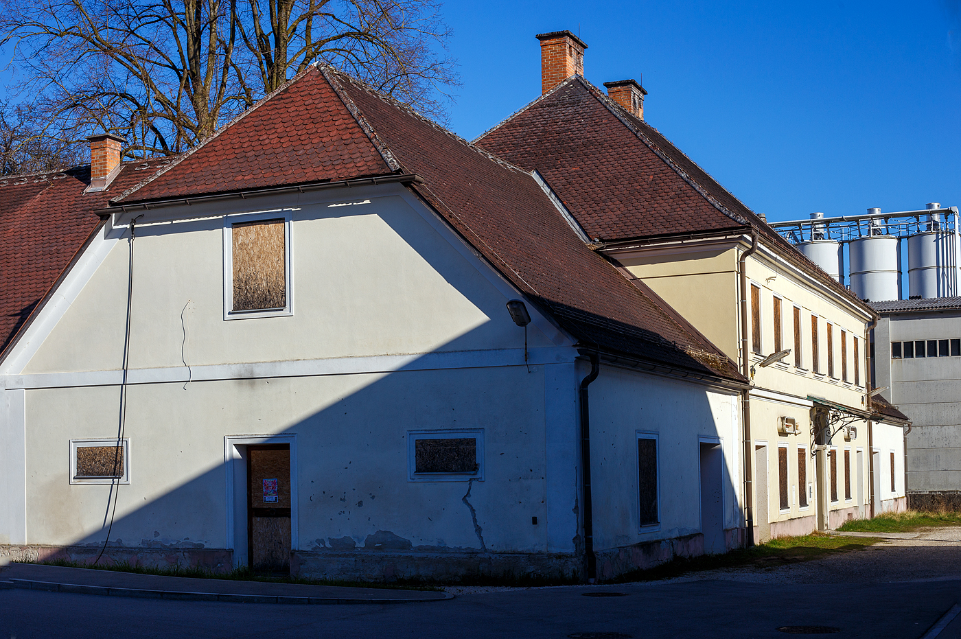 Das heute noch erhaltene Bahnhofsgebäude Engelhof hat von 1836 bis 1855 als Stationsplatz Englhof mit Pferdeställen der Pferdeeisenbahn gedient. Nach 1855 wurde der Bahnhof von der inzwischen eingestellten Linie Gmunden–Laakirchen–Lambach genutzt. Heute nutzt ihn noch die Traunseebahn (Lokalbahn Gmunden–Vorchdorf) als Bahnhof, wo heute nebenan eine neue überdachte Bahnsteighalle mit drei Bahnsteigen/Gleisen (über Nacht auch Remise) steht.

Bereits seit Achttausend Jahren wird im Salzkammergut Salz abgebaut und das abgebaute Salz wurde, über 1000 Jahre lang über die Traun (Fluß) befördert. Der Salztransport entlang der Traun, war nicht nur gefährlich, sondern auch teuer. Demnach war der Bau der Pferdeeisenbahn plausibel. Im Jahre 1834 begannen die ersten Bauarbeiten der südlichen Strecke von Linz nach Gmunden, welche bereits nach zwei Jahren abgeschlossen wurden. So war nun die komplette Strecke der Pferdeeisenbahn Budweis–Linz–Gmunden fertig. Sie war nach der 1827 eröffneten Bahnstrecke Saint-Étienne–Andrézieux, die zweite öffentliche Eisenbahnlinie auf dem europäischen Festland und diente hauptsächlich dem Transport von Salz aus dem oberösterreichischen Salzkammergut nach Böhmen (was ja bis 1918 zur Habsburgermonarchie gehörte). 

Die Strecke war in der ungewöhnlichen Spurweite von 1.106 mm (3 österr. Fuß 6 Zoll) ausgeführt. Es waren aber keine Eisenschienen auf denen die Spurkranzräder liefen, sondern Holzschienen (Balken) auf denen Flacheisen mit handgefertigten Nägeln befestigt waren. Die Streckenlänge betrug von Budweis nach Linz 128,8 km und von Linz nach Gmunden 67,9 km, somit fast 200 km. Die Trasse war eingleisig mit zahlreichen Ausweichen ausgeführt.

Die Bahngesellschaft besaß ca. 1000 Güterwagen. Das Ladegewicht betrug 2,5-3,3 t. Zur Beförderung der Fracht verwendete man offene und gedeckte Wagen. Die Hauptfracht Salz wurde mit zweiachsigen, offenen Niederbordwagen, auf denen man rund 40 Fässer mit je 56 kg laden konnte, befördert. Einige Wagen waren für den Kohle-, Steine- und Langholztransport vierachsig. Die Personenwagen wiesen verschiedene Bauarten auf, es gab offene und gedeckte Wagen und hatten bis zu 24 Sitzplätze. Die Wagen waren in drei Klassen unterteilt und trugen Namen.

Gezogen wurden die Wagen meist von einem Pferd, bei steigungsreichen Abschnitten wurde ein zweites Pferd vorgespannt. Zugpferde waren so gut wie ausschließlich Noriker. Der Noriker (auch Pinzgauer) ist ein mittelschweres, kräftiges und ausdauerndes Gebirgskaltblutpferd, die sich als stark und genügsam erwiesen. Die Gesellschaft verfügt im Vollbetrieb über 600 Pferde. Die Geschwindigkeit der Güterzüge betrug im Schnitt 4 km/h, pro Tag wurden maximal 40 Kilometer zurückgelegt. So brauchte ein Güterwagen von Gmunden nach Budweis 5 Tage.

Die Strecke zwischen Linz und Gmunden wurde in den Jahren 1855 und 1856 auf Dampfbetrieb umgestellt. Auf der gebirgigen Strecke zwischen Linz und Budweis (České Budějovice) war diese Umstellung aufgrund zu enger Krümmungsradien und zu großer Steigungen nicht möglich. Bis 1873 wurden daher als Ersatz die Bahnstrecken Linz–Gaisbach-Wartberg und St. Valentin–České Budějovice mit zumeist anderer Trassenführung zwischen Linz und Budweis errichtet, die den Dampfbetrieb zuließ. Der Pferdebahnbetrieb wurde im Dezember 1872 eingestellt.