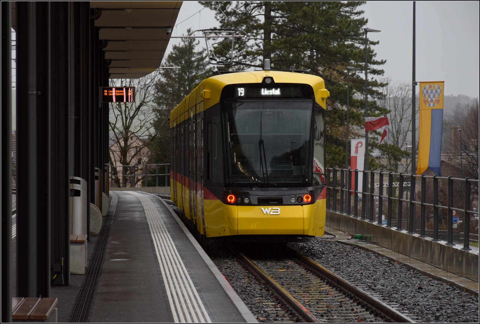 Das neue Waldenburgerli.

Im äußerst nüchternen Bahnhof Waldenburg. Dezember 2022.
