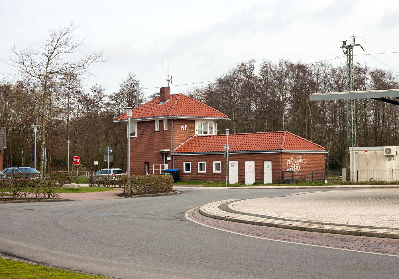Das Stellwerk Norden Fahrdienstleiter „Nf“ am 14 März 2024, nahe dem Bahnhof Norden.

Die Inbetriebnahme erfolgte am 20.10.1954. Es ist vom Typ elektromechanisch E 43/50 + El B. Vom Stellwerk wird seit 07.11.2008 über ein ESTW der Bahnhof Norddeich ferngesteuert.
