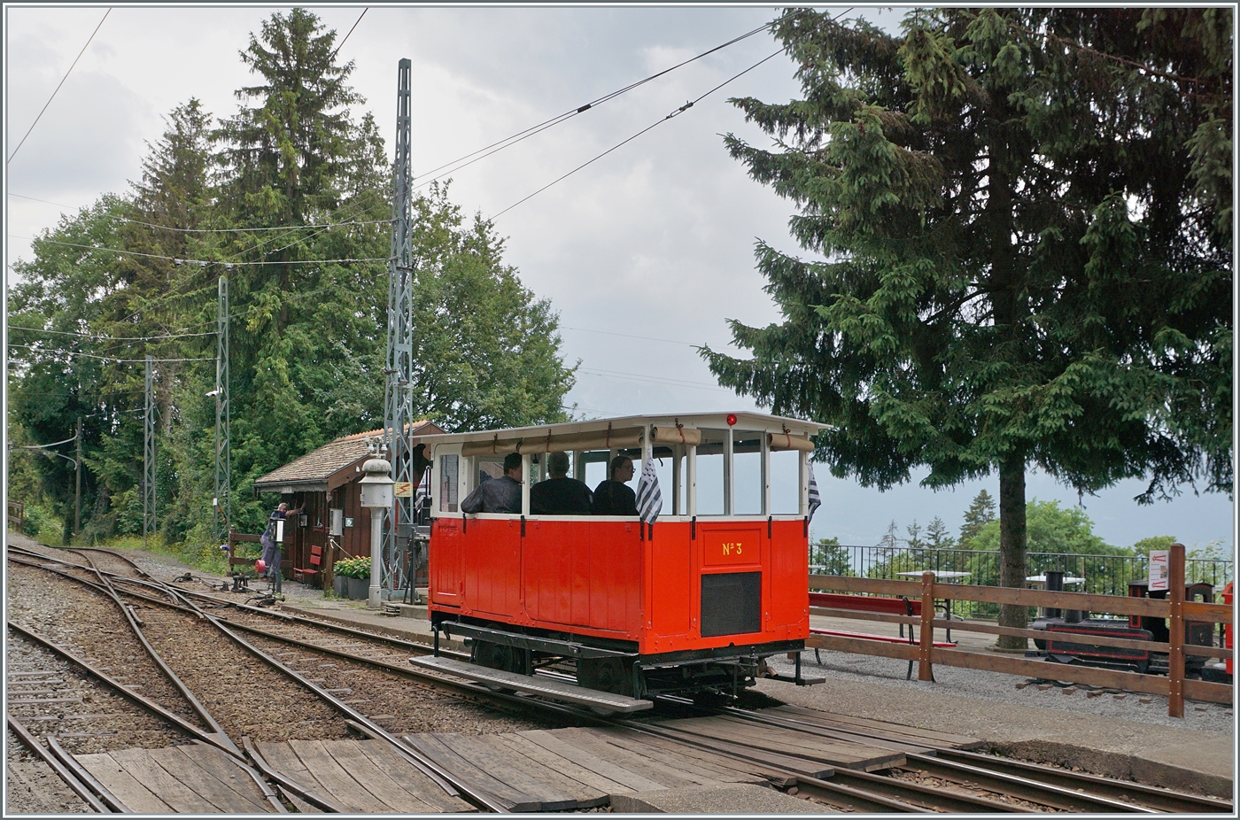 Das Wetter scheint  bretonisch  genug, so das der Dm 2/2 N° 3 Biniou  einen kleinen Ausflug wagen kann. Hier wird die Draisine bereitgestellt, um nach Chamby zu fahren.

15. Juni 2025