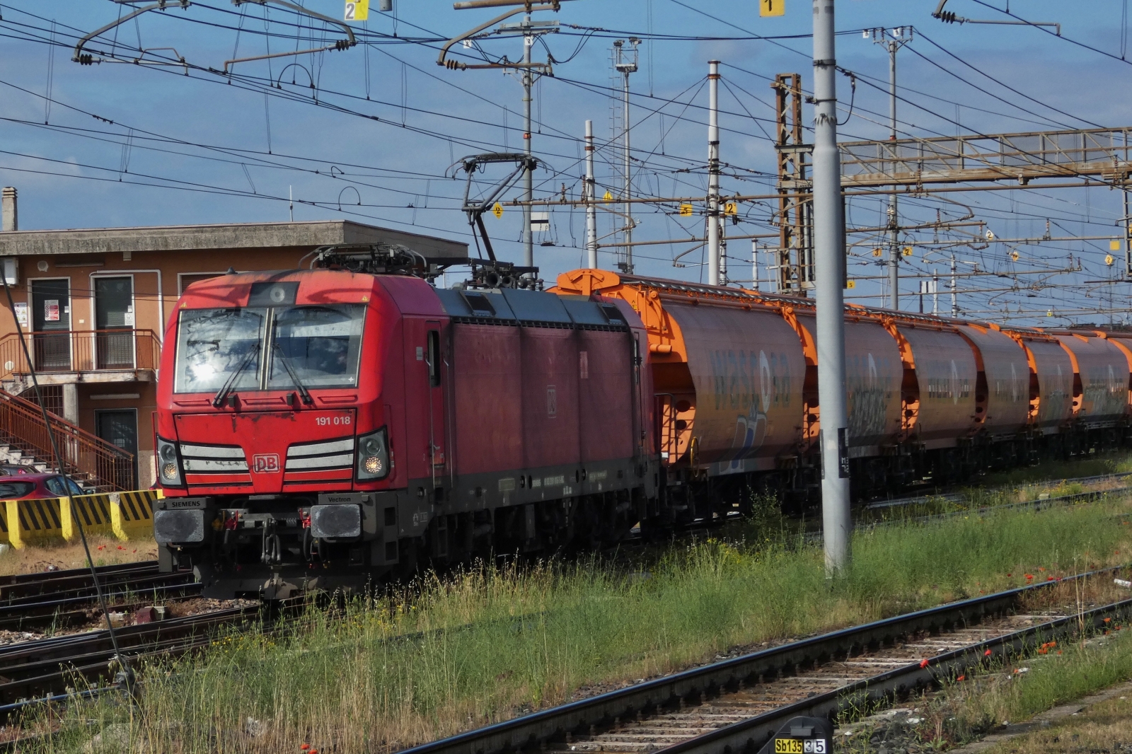 DB E Lok 191 018 durchf�hrt den Abstellbereich des Bahnhofs von Verona mit einem Tross Geschlossener G�terwagen der Gattung Tagnpps, die sie in der G�terzug Abstellung abgeholt hat. 09.05.2025