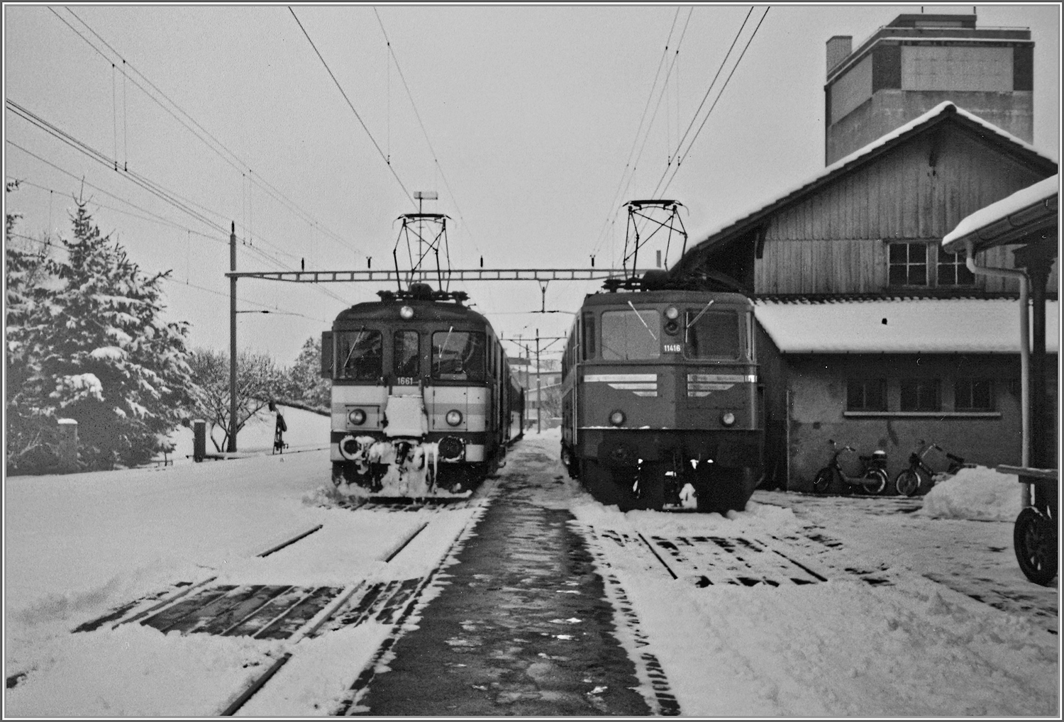 De 4/4 1661 und Ae 6/6 111416  Glaurs  stehen im verschneiten Bahnhof von Beromünster. 

Analogbild vom März 1988