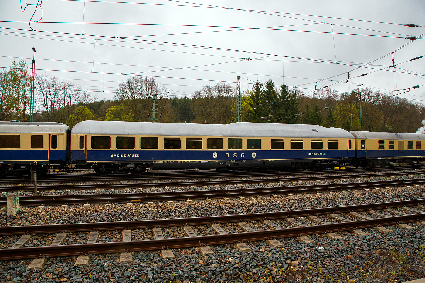Der 1. Klasse Rheingold Buckelspeisewagen D-RhBG 56 80 88-71 102-9 WRmh 131.0 der Rheingold-Zug Betriebsgesellschaft mbH, eingereiht im Zugverband in einen Sonderzug, hier am 22 April 2017 beim Bahnhof Au/Sieg.

Der Buckelspeisewagen wurde 1963 von O&K (Orenstein und Koppel) in Berlin-Spandau gebaut und als 105 WR4üm an die DSG - Deutsche Schlaf- und Speisewagengesellschaft (später Deutsche Service-Gesellschaft der DB) geliefert. 1965 wurde er zum DB 11 105 WR4üm-62 und im September 1966 zum 61 80 88-80 005-6 WRümh 131umgezeichnet. In den 1980er-Jahren wurde er zum D-DB 51 80 09-80 102-9 WGmh 038.8. 1993 ging er an den Eisenbahn Kurier Verlag und wurde über die Rheingold-Zug Betriebsgesellschaft mbH als 56 80 88-71 102-9 D-RhBG WRmh 131.0 eingestellt.

TECHNISCHE DATEN:
Länge über Puffer: 26.400 mm
Wagenkastenlänge: 26.100 mm
Wagenkastenbreite: 2.825 mm
Höhe über Schienenoberkante: 4.050 mm
Drehzapfenabstand: 19.000 mm
Achsstand im Drehgestell: 2.500 mm
Leergewicht: 54 t
Höchstgeschwindigkeit: 160 km/h
Ausstattung: Speisewagen mit 48 Plätzen und doppelstöckigem Versorgungstrakt.