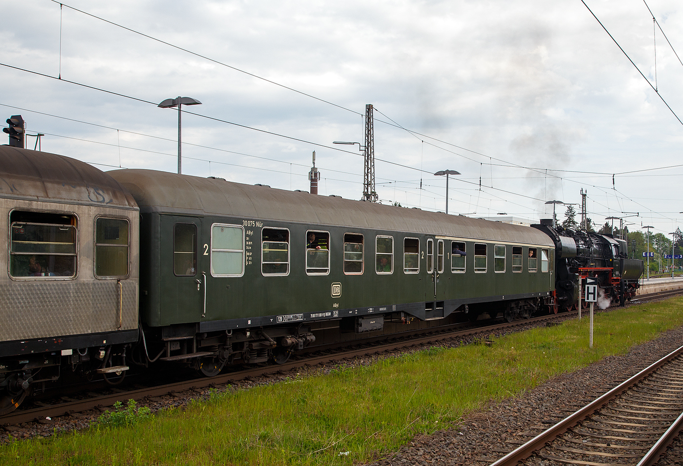 Der 1./2. Klasse Leicht-Schnellzugwagen 75 80 17-11 001-9 D-DGEGW der Gattung AByl 503 vom DGEG Eisenbahnmuseum Würzburg, ex 50 80 30-11 075-5 D-DB der Gattung AByl 411, ex DB 30 075 Nürnberg, am 29.04.2018 im Zugverband hinter der 52 8154-8 im Hbf Wittlich, beim Dampfspektakel 2018.

TECHNISCHE DATEN: 
Gattung: AByl 503 (Ur-Bauart BC4ymg(b)-51)
Baujahr: 1953
Hersteller: MAN, Nürnberg
Achsfolge: 2'2'
Länge über Puffer: 26.400 mm
Eigengewicht: 33,25 t
Zulässige Geschwindigkeit: 120 km/h
Sitzplätze: 30 in der 1. Klasse und  38 in der 2. Klasse
Zulassungen: D, A und CH