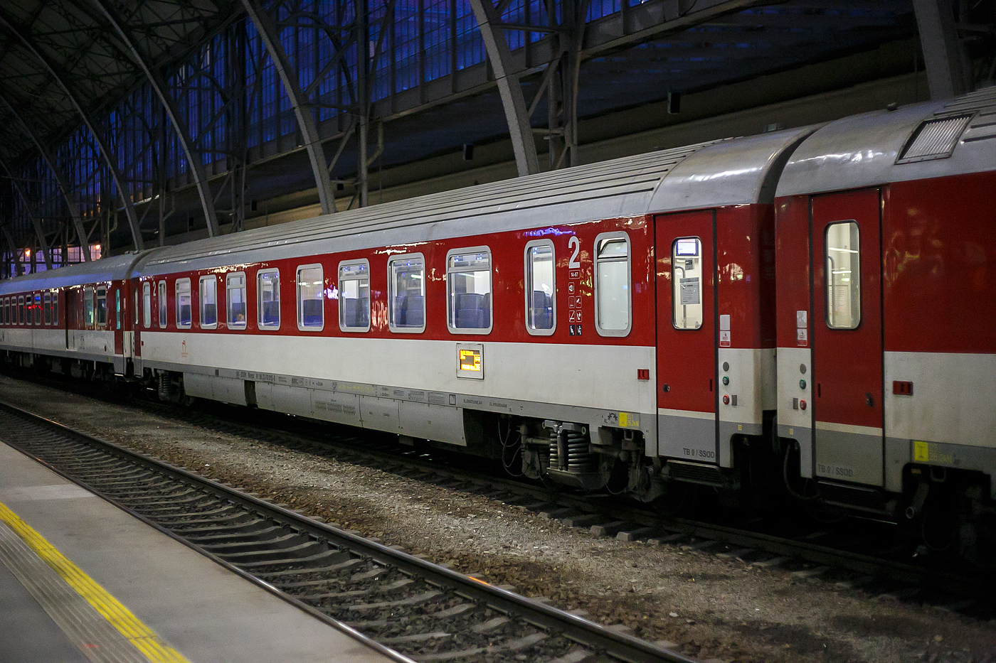Der 2. Klasse Gro�raum-Schnellzugwagen (Eurofima-Wagen) SK – ZSSK 61 56 22-70 015-6 der Gattung Bmpz, der ZSSK - �eľezničn� spoločnosť Slovensko, a.s. (deutsch Eisenbahngesellschaft Slowakei AG), eingereiht als Wagen 369 in den EC 281(Metropolitan) Praha hl.n  (Prag) - Brno hl.n. (Br�nn) - Bratislava hl.st. - Budapest-Nyugati, am 22.11.2022 beim Verlassen vom Prager Hauptbahnhof (Praha hlavn� n�dra��).

TECHNISCHE DATEN:
Spurweite: 1.435 mm
Anzahl der Achsen: 4 in 2 Drehgestellen
L�nge �ber Puffer: 26.400 mm
Drehzapfenabstand: 19.000 mm
Achsabstand im Drehgestell: 2.500 mm
Eigengewicht: 49 t
H�chstgeschwindigkeit: 160km/h
Sitzpl�tze: 84 (in der 2. Klasse)
Toiletten: 1
Bremse: KE-PR-Mg
