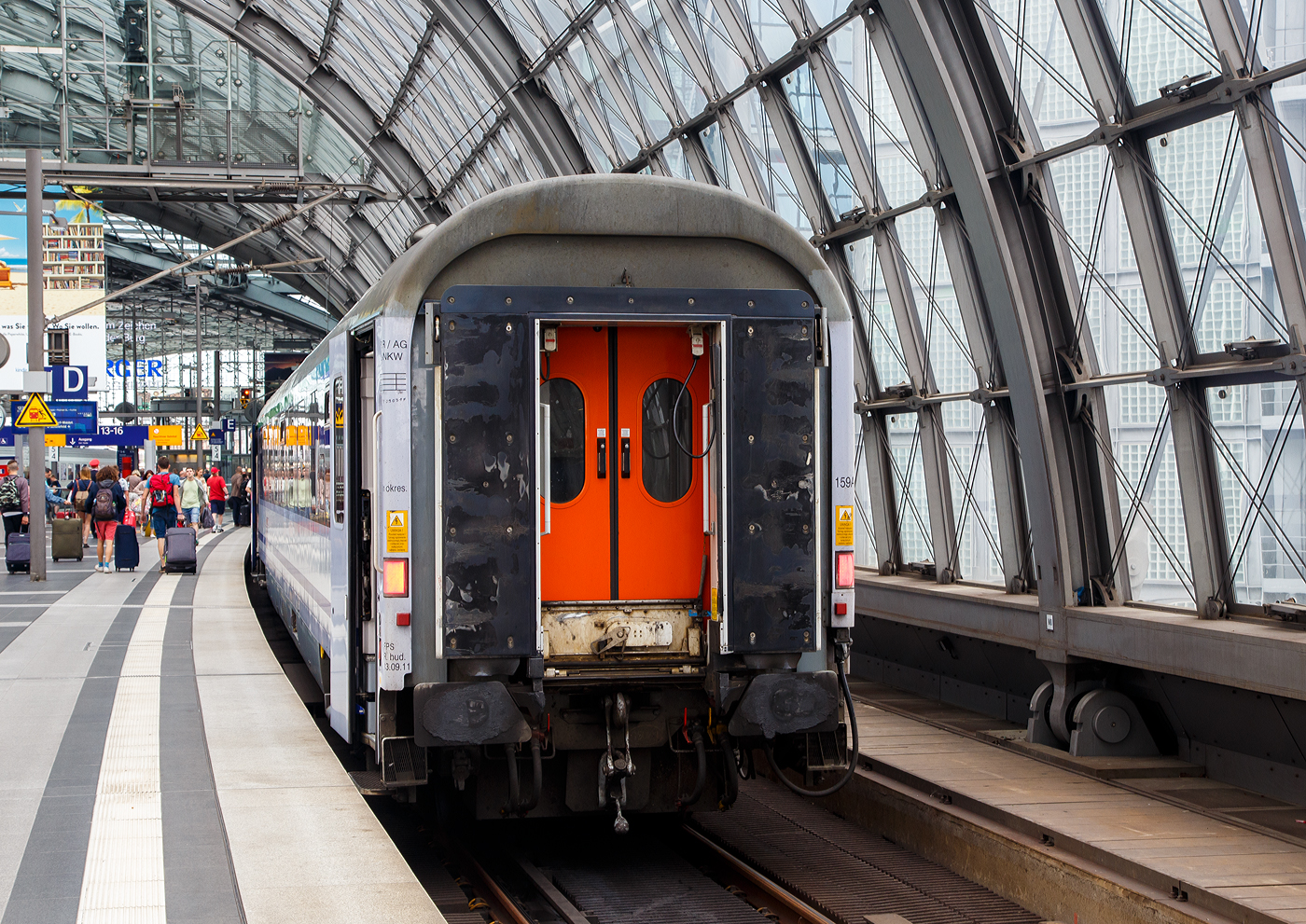 Der 2. Klasse klimatisierte Großraumwagen (Reisezugwagen) PL-PLKIC 61 51 29-90 020-0 der Gattung B9mnopuz (Typ 159 / Bdhmnu) der PKP Intercity, eingereiht als Wagen 267 in den „Berlin-Warszawa-Express“ EC 45 (DB) / EIC 71004 (PKPIC), am 24. Juni 2017 im Hbf Berlin.

TECHNISCHE DATEN:
Länge über Puffer: 26.400 mm
Drehzapfenabstand: 19.000 mm
Höchstgeschwindigkeit: 200 km/h
Sitzplätze: 72 (2. Klasse Großraumanteil)
Toiletten: 2
Zulassungen: RIC