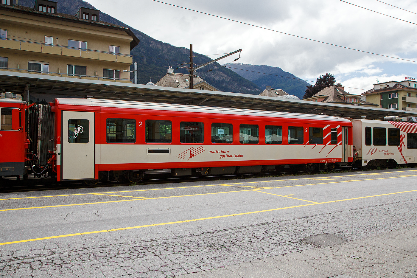 Der 2. Klasse Reisezugwagen MGB B 4281 (ex FO - Furka-Oberalp-Bahn) am 25.05.2023 im Bahnhof Brig im Zugverband.

Der Wagen wurde 1980 von SIG gebaut. Kurz vor dem Ausstieg aus der Fertigung ganzer Eisenbahnwagen (SIG konzentrierte sich danach auf Drehgestelle) wurde auch hier noch ein Einheitswagen II entwickelt. Dieser nahm die Spezifikationen des BAV auf und �hnelte deshalb sehr stark dem EW II von FFA. WC und Plattform waren nun ebenfalls innen, die T�ren ganz am Wagenende. Von den insgesamt gebauten 39 Wagen (verk�rzte EW II) gingen deren 26 an die FO, die im Hinblick auf die Er�ffnung des Furkatunnels und den ganzj�hrigen Betrieb den Rollmaterialpark erheblich aufstockte und modernisierte. 

TECHNISCHE DATEN:
Hersteller: SIG (Schweizerische Industrie-Gesellschaft in Neuhausen am Rheinfall)
Serie: B 4273–88 (16 St�ck), Baujahr 1980
Spurweite: 1.000 mm
L�nge �ber Puffer 17.910 mm
Drehgestelle: SIG-S
Eigengewicht: 15,7 t
Sitzpl�tze: 48 in der 2. Klasse
Zul. H�chstgeschwindigkeit: 90 km/h
Zugelassen f�r Netz der: MGB und RhB