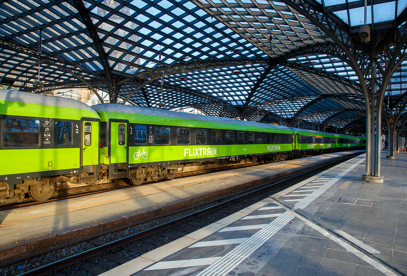Der 2. Klasse Schnellzugwagen D-TAL 51 80 84-95 808-2 Bmmdz der Firma Talbot-Services GmbH vermietet an FlixTrain am 14.05.2022 in Köln (Hbf) im Zugverbund vom FlixTrain FLX 1233. 