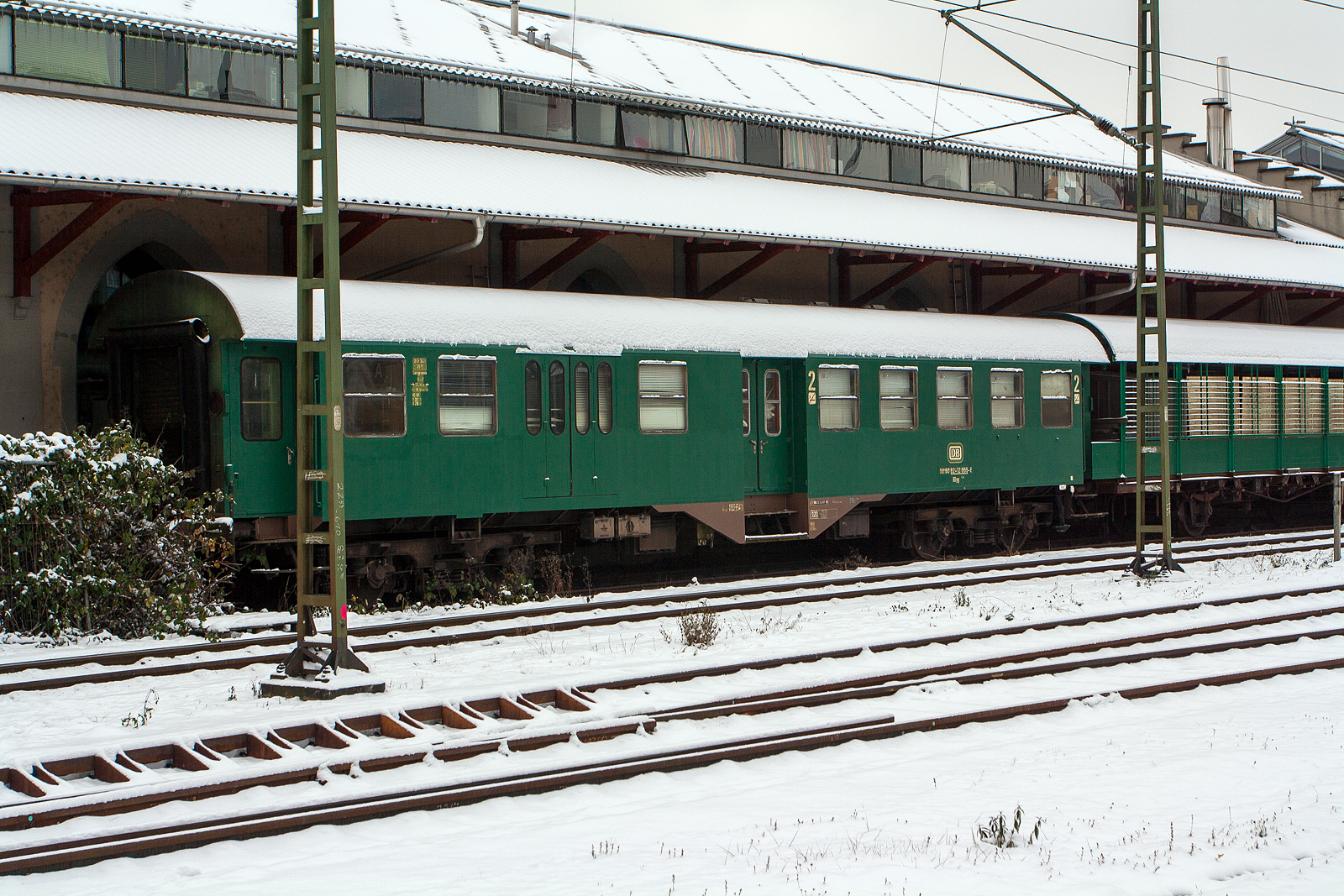 Der 2.Klasse Halbgepäckwagen mit Schwanenhals-Drehgestellen (vierachsige Umbauwagen), ex DB 50 80 82-12 065-2 vom Eigentümer Gasthaus Hafenhalle im alten Güterschuppen Konstanz, hier am 08.12.2012 abgestellt beim Güterschuppen gegenüber vom Bahnhof Konstanz.

Der Halbgepäckwagen wurde 1958 vom AW Neuaubing, auf alten Fahrgestellen des1918 von Linke-Hofmann in Breslau gebauten C4 Pr 12 Wagens, exDRB Wt 62128, ex DR Ks 2044, ex DR 42 849, ex DB B4nb - 42 849, in DB 98 065 der Gattung BPw4yg-56 neu aufgebaut, 1966 erfolgte der Umbau in den heutigen DB 50 80 82-12 065-2 der Gattung BD 531.

Lebenslauf:   
1958-1966: BPw4yg-56  / 98 065 (DB)
1966-1994: BDyg531 / 50 80 82-12 065-2 (DB)
seit 1994: BDyg531 / 50 80 82-12 065-2 (Gasthaus Hafenhalle, Konstanz)

TECHNISCHE DATEN: 
Baujahr: 1958 (Umbau), Ur-Wagen 1918
Hersteller: AW Neuaubing
Achsfolge: 2'2'
Länge über Puffer: 19.450 mm
Drehzapfenabstand: 12.250 mm
Achsabstand im Drehgestell: 2.150 mm
Eigengewicht: 29 t 
Sitzplätze: 36
Max. Zuladung: 6,0 t
Zulässige Geschwindigkeit: 120 km/h
