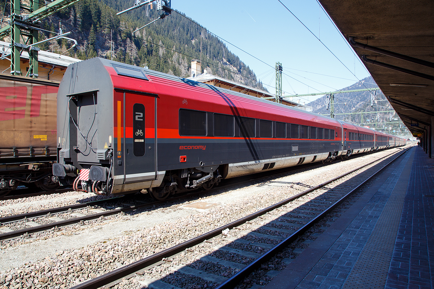 Der 2.Klasse ÖBB-Railjet-Wagen mit Fahrradabteil (economy / 2. Klasse / family zone) A-ÖBB 73 81 84-90 160-6 der Gattung Bmpvz am 28 März 2022 im Bahnhof Brenner /Brennero.

Von diesen Wagen wurden 60 Stück zwischen 2008 und 2016 von Siemens in Wien (ehemals SGP - Simmering-Graz-Pauker AG) gebaut. Die Wagen sind für eine Höchstgeschwindigkeit von 230 km/h in Deutschland, Österreich und Italien zugelassen.

Der Wagenkasten ist eine Schweißkonstruktion aus Profilen und Blechen (Differentialbauweise). Die Einzelteile sind mehrheitlich aus Baustahl und ferritischem rostfreien Stahl hergestellt. Der Untergestell-Rahmen ist eine Schweißkonstruktion, bestehend aus gewalzten Stahlprofilen, Abkantprofilen und Stahlblechteilen. Der Untergestell-Rahmen bildet mit den Seitenwänden, dem Dach und den Stirnwänden eine tragende Einheit. Ein Wellblech an der Unterseite dieser Konstruktion schließt das Untergestell ab. An den beiden Wagenenden befinden sich die Kopfstücke für die Aufnahme der Kurzkupplung,

Fahrwerk          
Die Drehgestellfamilie SF400, luftgefederte Laufdrehgestelle, wurde für den Einsatz in lokbespannten Reisezügen im Wendezugbetrieb entwickelt. Optimales Laufverhalten im Hinblick auf Stabilität, Komfort und Entgleisungssicherheit sowie hohe Zuverlässigkeit und niedrige Betriebskosten sind Merkmale dieses Drehgestelltyps. Das gegenständliche Drehgestell SF400 ÖBB-railjet ist ein Drehgestell mit drei Bremsscheiben, Magnetschienenbremse (außer Afmpz am WE 2) und ist lauf- und bremstechnisch abgestimmt auf eine max. Betriebsgeschwindigkeit von 230 km/h.                      

TECHNISCHE DATEN (Bmpvz): 
Spurweite 1.435 mm
Länge über Puffer: 26.500 mm
Drehzapfenabstand: 19.000 mm 
Achsabstand im Drehgestell: 2.500 mm 
Raddurchmesser: 920 mm (neu) / 860 mm (abgenutzt)
Drehgestell: SF400
Wagenhöhe über SO: 4.050 mm
Wagenbreite: 2.825 mm
Fußbodenhöhe Abteil über SO: 1.250 mm
Lichte Weite Einstieg: 2 x 850 mm
Lichte Weite Übergang: 1.100 mm
Bremsanlage: 3 Scheiben pro Achse + Mg
Höchstgeschwindigkeit: 230 km/h (lauftechnisch 250 km/h möglich)
Min. Kurvenradius: 150 m
Eigengewicht: 51  t
Sitzplätze: 72 (2.Klasse) im Großraumabteil
Fahrradabstellplätze: 5
Toiletten: 1 (Rollstuhlgerecht)
Besonderheit: Kinderkino & Familienzone
Bremse: KE-PR-Mg (D) 
Bremsanlage: 3 Scheiben pro Achse + Mg