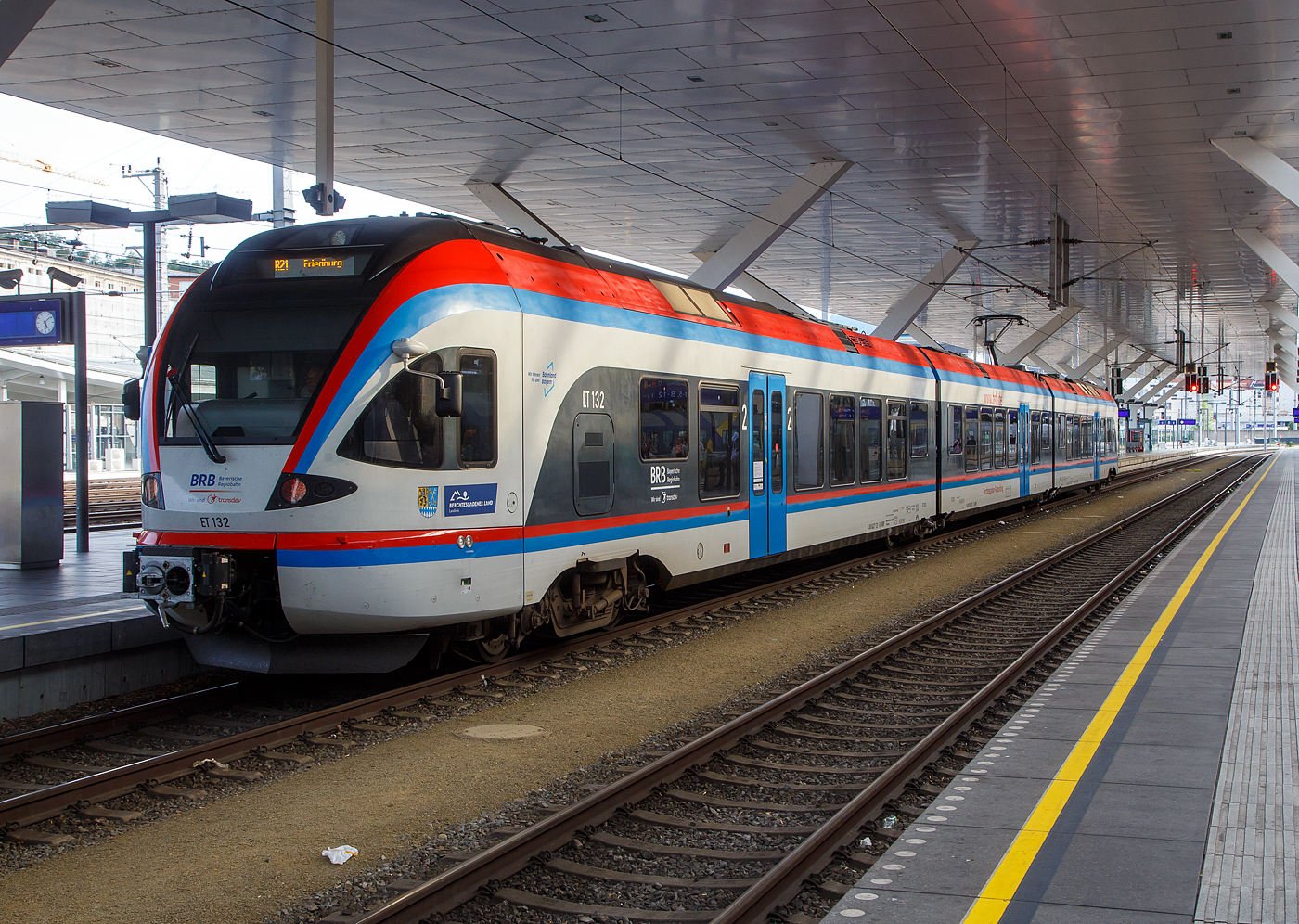 Der 3-teilige Stadler FLIRT ET 132 (94 80 0427 132-6 D-BOBy / 94 80 0827 132-2 D-BOBy / 94 80 0427 632-5 D-BOBy) der Bayerische Oberlandbahn GmbH (ex ET 132 der Berchtesgadener Land Bahn GmbH) steht am 12.09.2022, als Regionalzuglinie R21 von Salzburg über Neumarkt nach Friedburg, im Hauptbahnhof Salzburg zur Abfahrt bereit. 

Der FLIRT wurde 2009 von Stadler Pankow GmbH in Berlin gebaut. Eigentümer ist die Alpha Trains Europa GmbH (Köln). 
