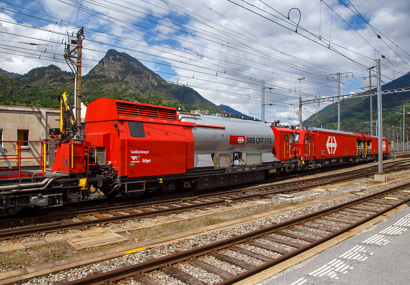 Der 4-teilige Lösch- und Rettungszug  „Brig“ (ein vierteiliger LRZ 18) der SBB Infrastruktur erreicht am 25.05.2023 seinen Heimatbahnhof Brig.
Hier im Detail der Tanklöschwagen - Xans 99 85 9375 013-1 CH-SBBI.
