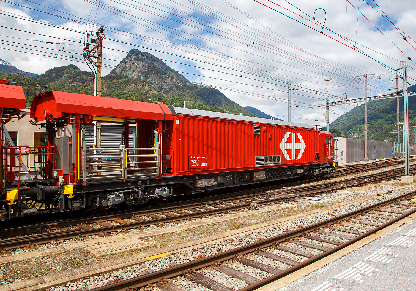 Der 4-teilige Lösch- und Rettungszug  „Brig“ (ein vierteiliger LRZ 18) der SBB Infrastruktur erreicht am 25.05.2023 seinen Heimatbahnhof Brig.
Hier im Detail das Rettungsfahrzeug 1 - Xtmas 99 85 9174 023-3 CH-SBBI.