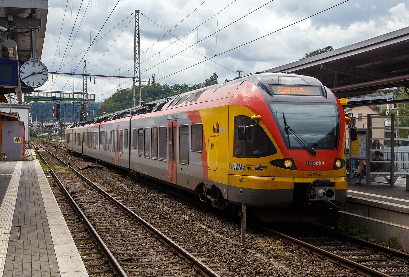 Der 5-teilige Stadler Flirt 429 549 / 429 049 der HLB Bahn (Hessischen Landesbahn), steht als RE99 Siegen – Gießen am 28.08.2023 im Hauptbahnhof Siegen zur Abfahrt bereit.