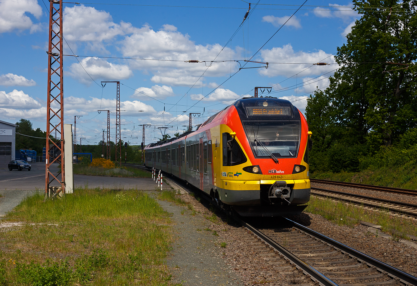 Der 5-teilige Stadler Flirt 429 043 / 429 543 der HLB (Hessischen Landesbahn) fährt am 16 Mai 2025, als RE 99 „Main-Sieg-Express“ (Siegen - Gießen - Frankfurt), durch Rudersdorf (Kreis Siegen) in Richtung Gießen. Hinweis: Ich stehe am Bahnsteig Anfang. 

Nochmals einen lieben Gruß an den mir bekannten und sehr netten Lokführer zurück. 