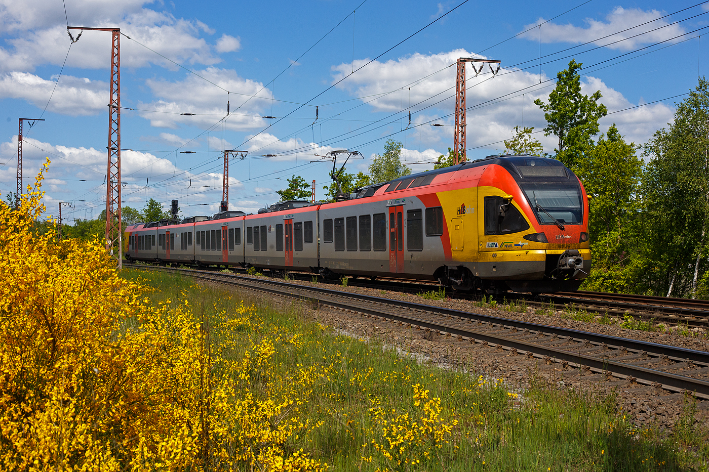 Der 5-teiliger FLIRT 429 546 / 429 046 der HLB (Hessischen Landesbahn) fährt am 16 Mai 2025, als RE 99 „Main-Sieg-Express“ (Frankfurt - Gießen – Siegen), durch Rudersdorf (Kr. Siegen) in Richtung Siegen. Nächster Halt ist Siegen Hbf.