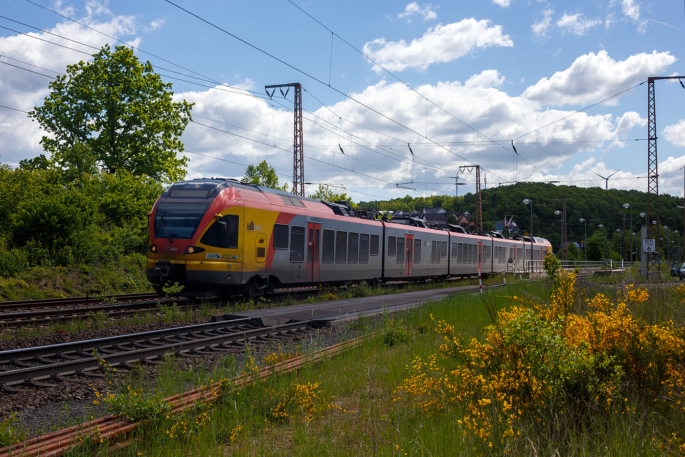 Der 5-teiliger FLIRT 429 546 / 429 046 der HLB (Hessischen Landesbahn) fährt am 16 Mai 2025, als RE 99 „Main-Sieg-Express“ (Frankfurt - Gießen – Siegen), durch Rudersdorf (Kr. Siegen) in Richtung Siegen. Nächster Halt ist Siegen Hbf.