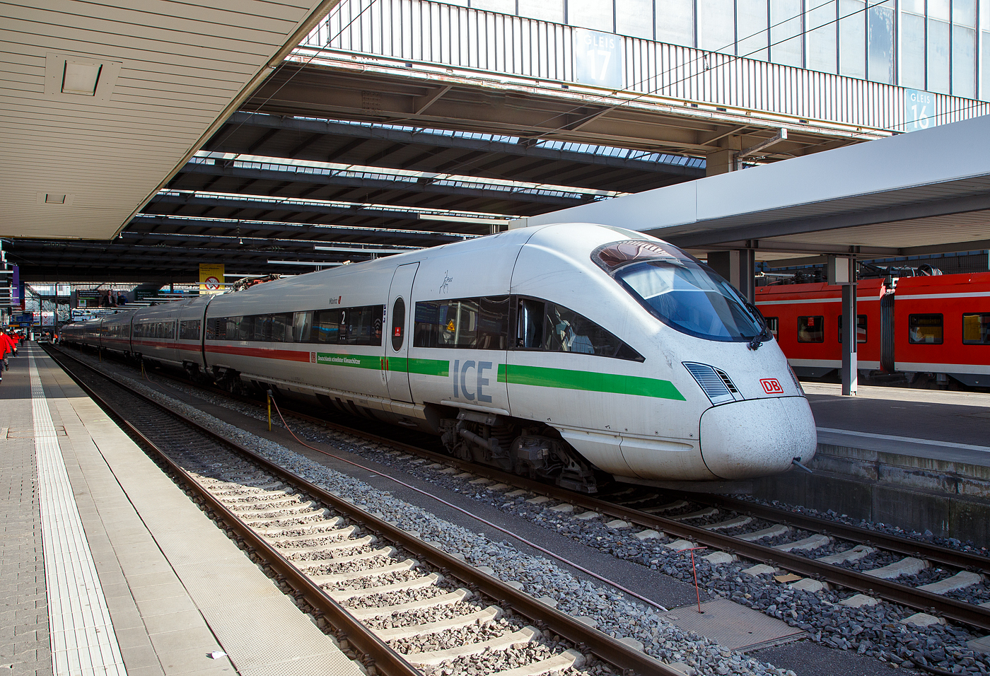 Der 7-teilige ICE T - Tz 1182  „Mainz“ der DB Fernverkehr AG steht am 28 M�rz 2022 im Hauptbahnhof M�nchen, als ICE 1560 (M�nchen Hbf via Augsburg Hbf nach Ulm Hbf) zur Abfahrt bereit. 