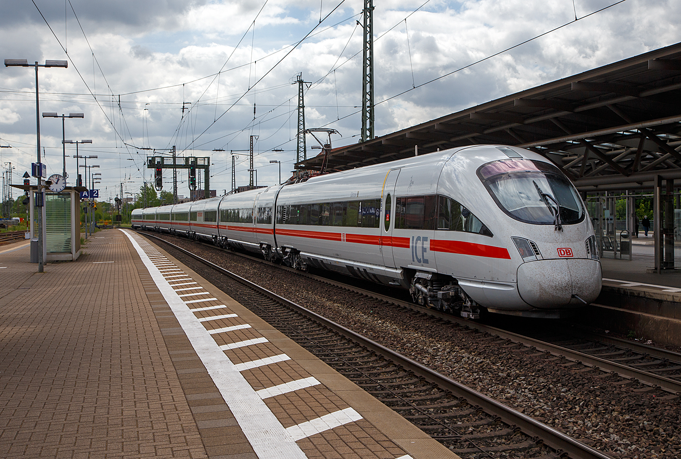 Der 7-teilige ICE T (411 509 / 411 009) Tz 1109 „Güstrow“ der DB Fernverkehr AG verlässt am 14 Mai 2022, als ICE 777 (Ostseebad Binz - Rostock Hbf - Hamburg Hbf - Hannover Hbf – Frankfurt a.M Hbf) den Bahnhof Lüneburg.

Der 7-teilige Triebzug mit Neigetechnik wurde 1999 von dem Konsortium ICN T (Bombardier Transportation, Deutsche Waggonbau AG, DUEWAG, Fiat Ferroviaria und SIEMENS) gebaut und an die DB Fernverkehr AG. Dieser ICE T hat nur die Zulassung für Deutschland. Optisch sieht der ICE T äußerlich dem ICE 3 sehr ähnlich, wenn man aber auf die Drehgestelle schaut, sieht man aber schon den Unterschied.

ICE T ist der Kurvenspezialist, er verfügt über eine spezielle Neigetechnik:
Der ICE T wurde 1999 in Betrieb genommen (1. Serie, die  2. Serie 2004). Er ist mit einer besonderen Technik konzipiert, um auf kurvenreichen Strecken den Wagenkasten ähnlich wie ein Motorradfahrer auf die Seite neigen zu können. Den ICE T gibt es in zwei Varianten, als Fünftiler (BR 415) und als Siebenteiler (BR DB 411 bzw. BR ÖBB 4011), welche aber miteinander gekuppelt und als Doppelzug gefahren werden können. Die fünfteilige Variante der Baureihe 415 beinhaltet ein Bordbistro und die siebenteilige Variante der Baureihe 411 zusätzlich noch einen Restaurantbereich. Am Anfang und Ende jedes ICE T bietet ein spezielles Abteil, das durch eine Glaswand vom Lokführer getrennt ist, die Möglichkeit diesem über die Schulter zu schauen.

Im Dezember 2013 wurde ein Modernisierungsprogramm für die ICE T-Flotte gestartet. Neben einer neuen Außenlackierung sowie neuen Teppichböden wurden die ICE T-Züge als einige der ersten Züge in Deutschland mit dem europaweiten Zugsicherungssystem ETCS (European Train Control System) ausgestattet. Damit kann die ICE T-Flotte beispielsweise auf der neugebauten Schnellfahrstrecke Halle/Leipzig - Erfurt eingesetzt werden, welche bis zu 50 Minuten Reisezeit einspart. Zudem fährt der ICE T nach Österreich und ermöglicht so zum Beispiel Direktverbindungen zwischen Frankfurt und Wien.

Ein siebenteiliger ICE T der BR 411 besteht aus:
•	Wagen 1 (BR 411.0): Trafowagen der ersten Klasse mit Führerstand (Steuerwagen) und Stromabnehmer, Gattung Apmzf, geführt als Wagen-Nr. 28 oder 38
•	Wagen 2 (BR 411.1): Stromrichterwagen der ersten/zweiten Klasse, Gattung ABpmz, geführt als Wagen-Nr. 27 oder 37
•	Wagen 3 (BR 411.2): Fahrmotorwagen mit Bordrestaurant, Gattung WRmz, geführt als Wagen-Nr. 26 oder 36
•	Wagen 4 (BR 411.8): Mittelwagen zweiter Klasse (mit 3 Fahrradstellplätzen, Gattung Bpmdz, geführt als Wagen-Nr. 24 oder 34
•	Wagen 5 (BR 411.7): Fahrmotorwagen der zweiten Klasse (mit Info-Point), Gattung Bmpz, geführt als Wagen-Nr. 23 oder 33
•	Wagen 6 (BR 411.6): Stromrichterwagen der zweiten Klasse (mit 1 Rollstuhlplatz), Gattung Bpmbz. geführt als Wagen-Nr. 22 oder 32
•	Wagen 7 (BR 411.5): Trafowagen der zweiten Klasse mit Führerstand (Steuerwagen) und Stromabnehmer, Gattung Bpmzf, geführt als Wagen-Nr. 21 oder 31

TECHNISCHE DATEN (BR 411):
Betriebsaufnahme: 1999 (1.Serie) / 2004 (2. Serie)
Zugkonzept: Triebwagenzug, Kuppelbare Zugeinheiten  (auch mit BR 415)
Zahl der Züge: 31 (1.Serie) / 28 (2. Serie) und 11 (5-teiler der BR 415)
Zahl der Wagen pro Halbzug: 7 (5 bei BR 405)
Zuglänge: 185 m (133 m BR 415)
Zuggewicht: 368 t
Antrieb: Elektrisch, Unterflur-Antrieb 
Anzahl angetriebener Achsen: 8
Zugelassene Höchstgeschwindigkeit: 230 km/h 
Leistung: 4.000 kW (3.000 kW BR 415)
Sitzplätze (BR 411 der 1.Serie): 359, davon 304 in der 2. Klasse, 55 in der 1. Klasse, zudem sind im Restaurant noch 24 Sitzplätze
